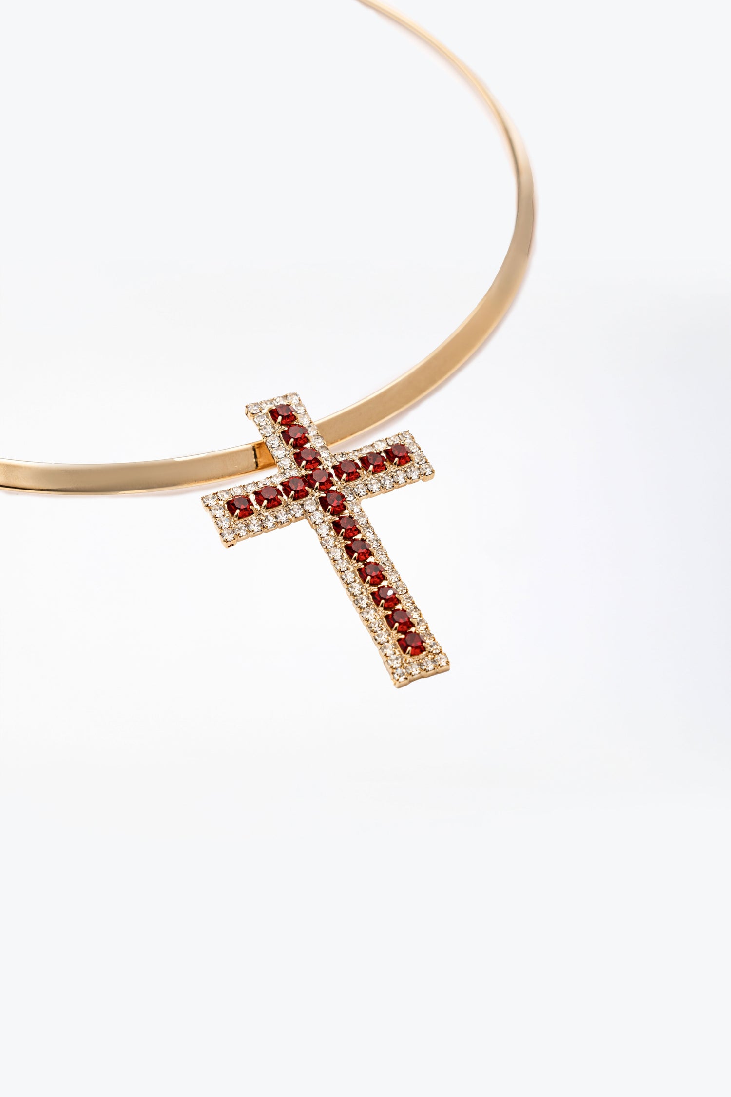 Collana Croce in Ottone Placcato Oro con Zirconi e Dettaglio Rosso Beatrice Royale