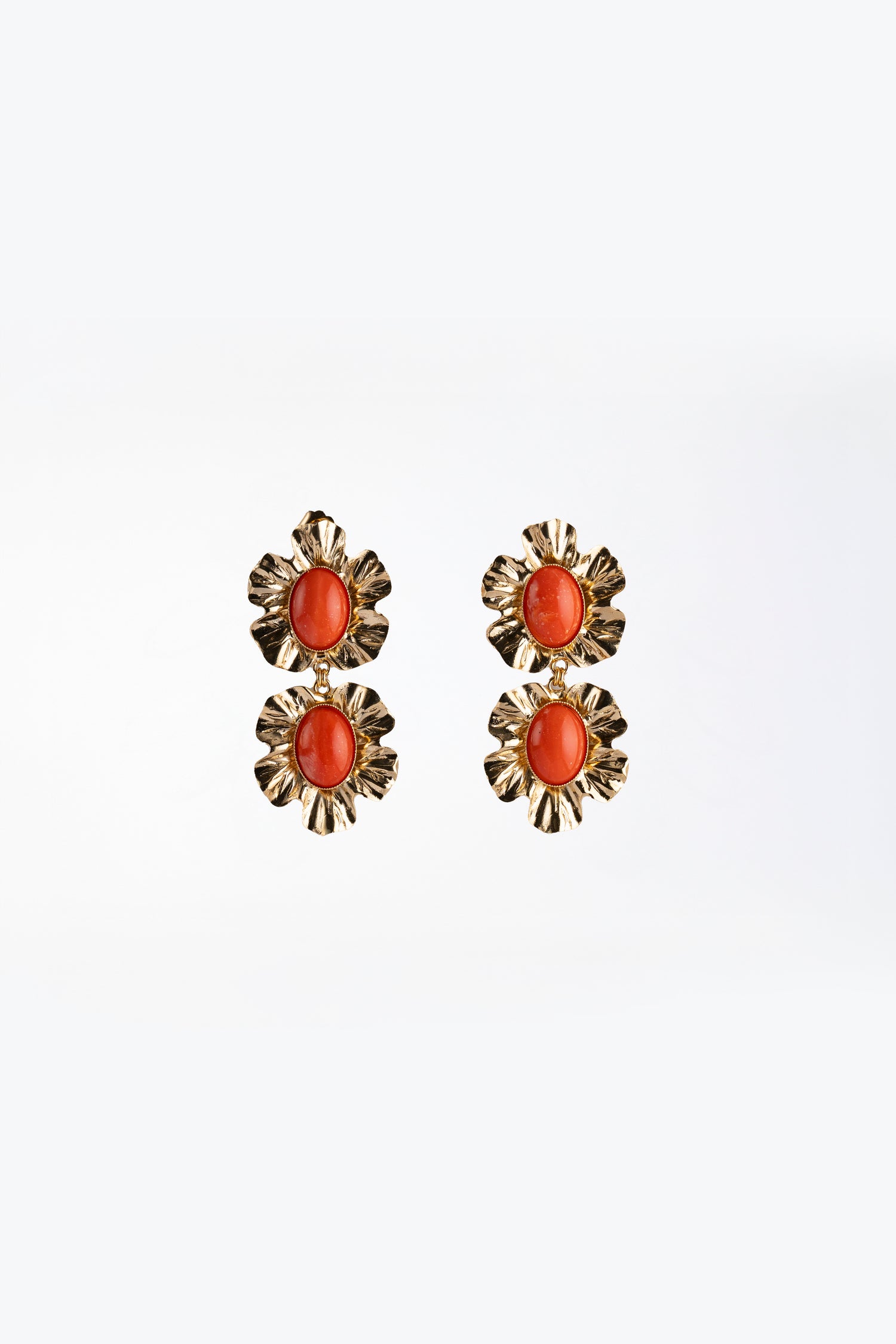 Orecchini Passione Fiorita con Metallo Floreale e Ovale Cabochon Corallo