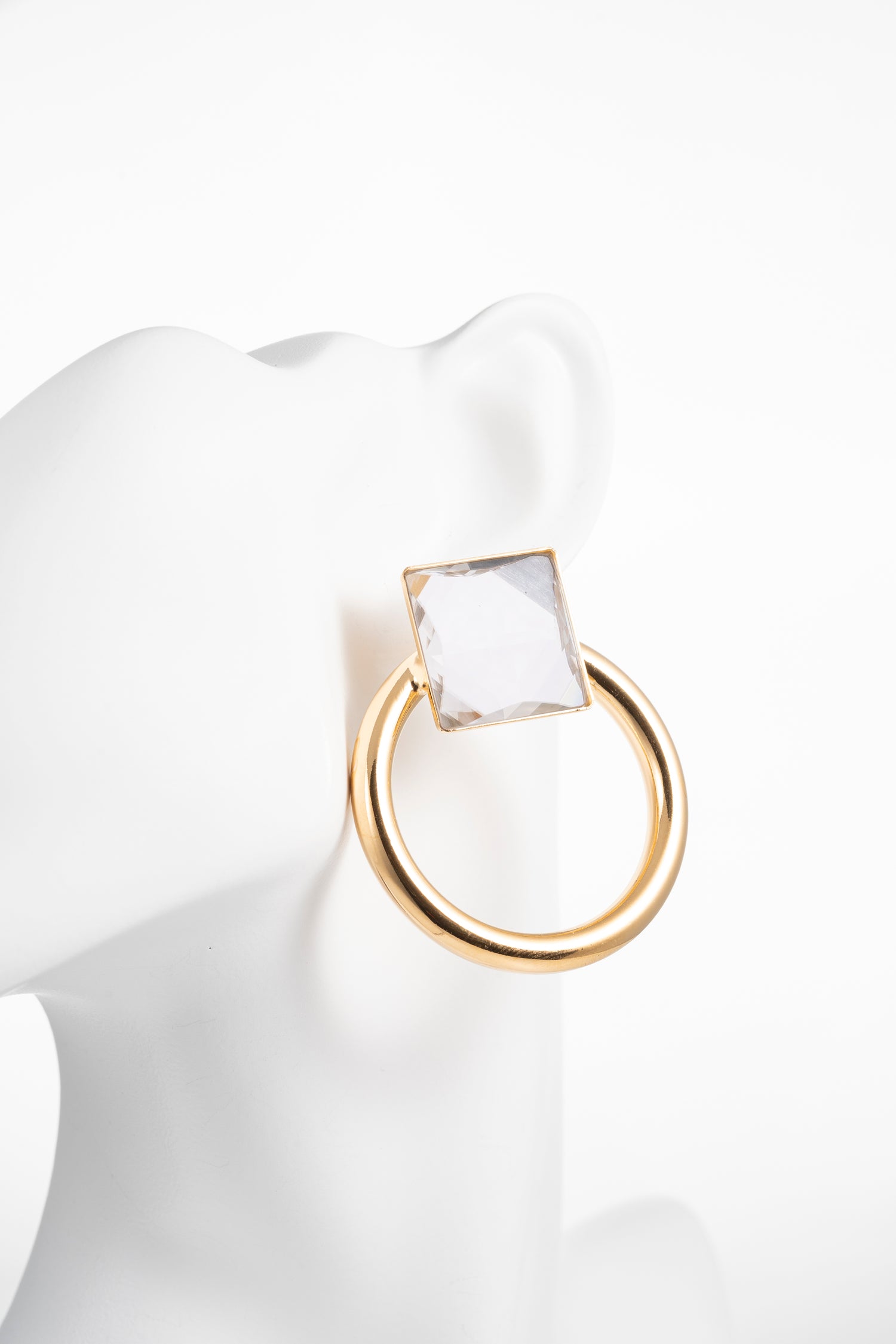 Orecchini artigianali con cristallo trasparente sfaccettato e cerchio dorato Crystal Ice