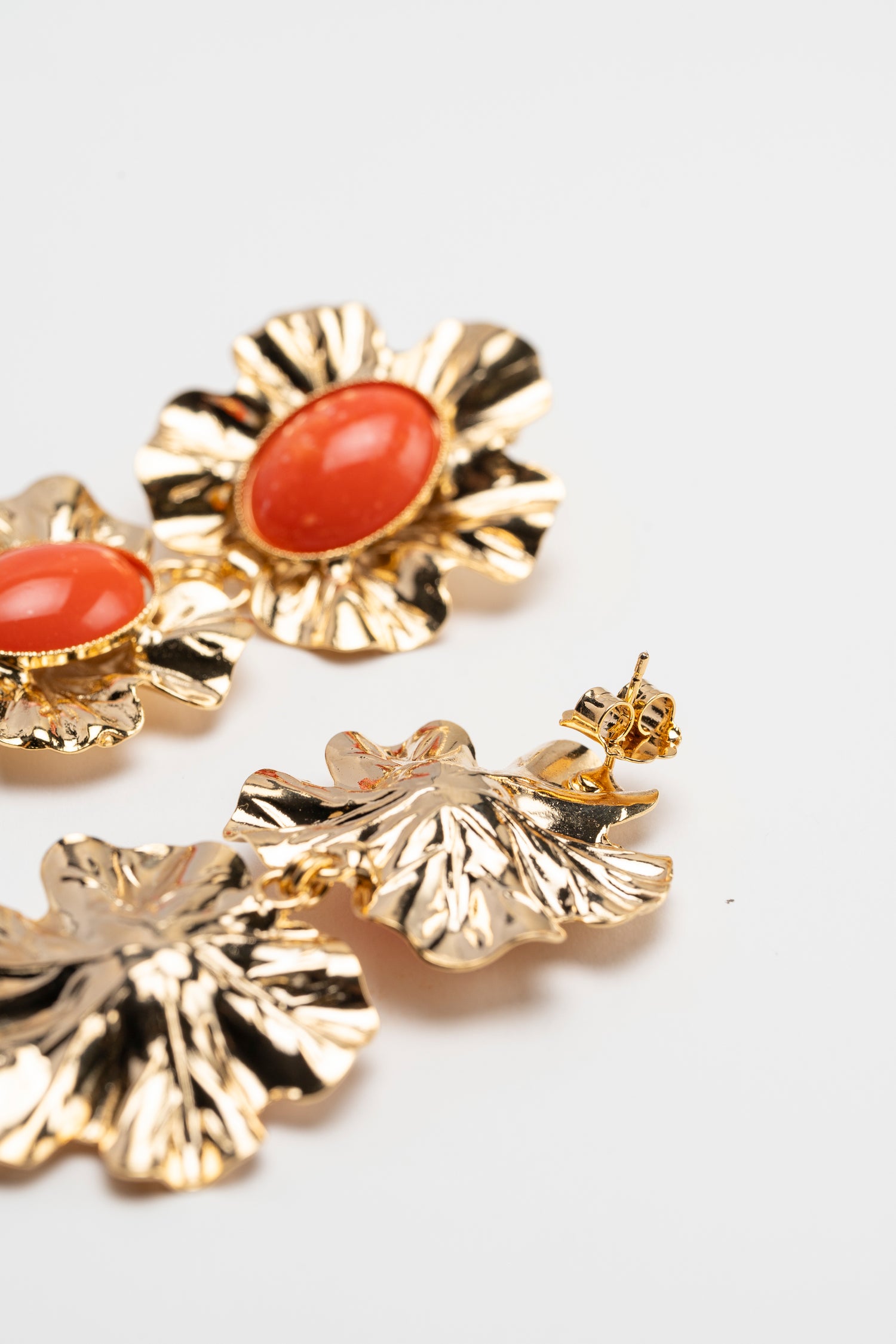 Orecchini Passione Fiorita con Metallo Floreale e Ovale Cabochon Corallo
