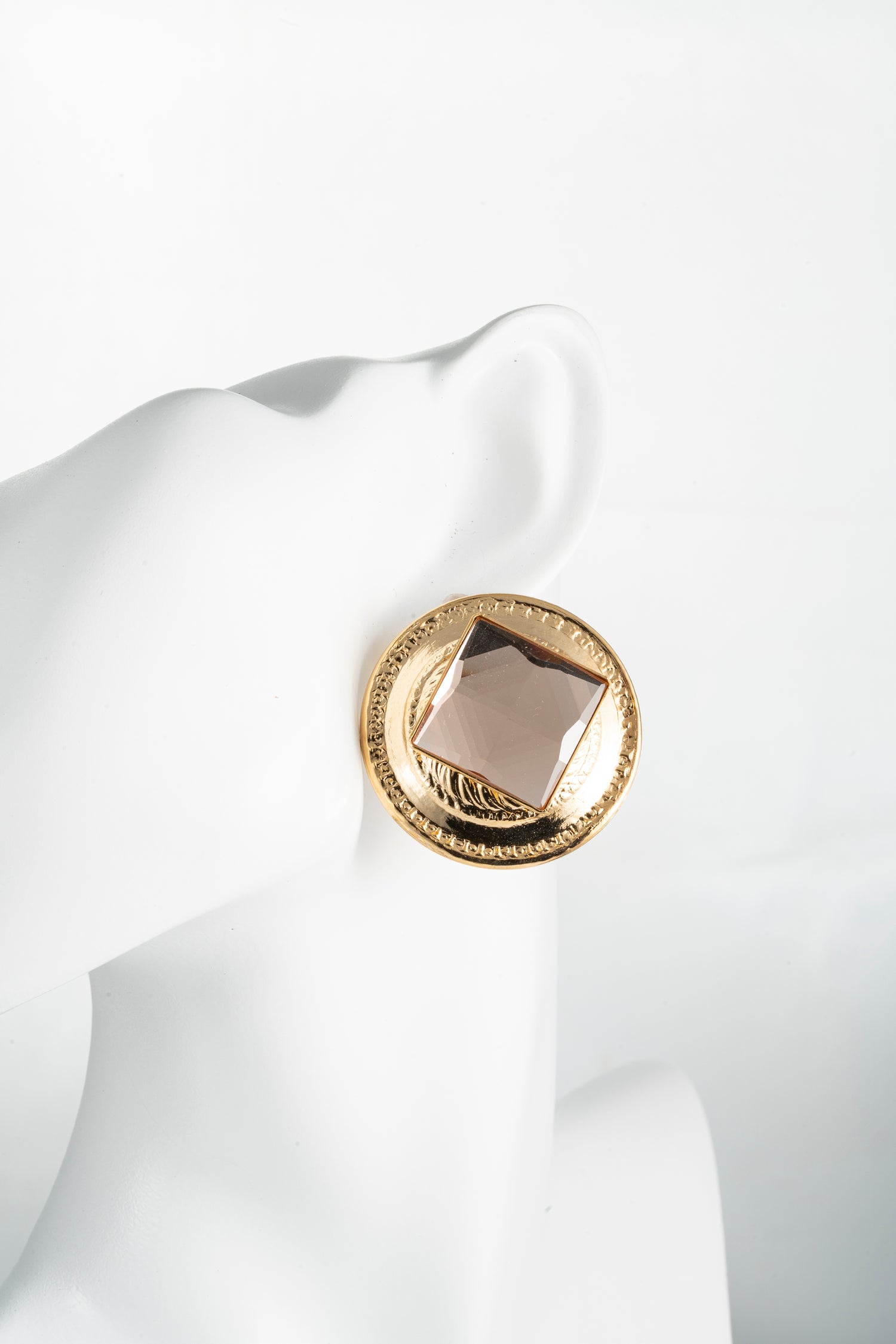 Orecchini dorati con cristallo quadrato nude e cornice martellata Golden Shine Nude