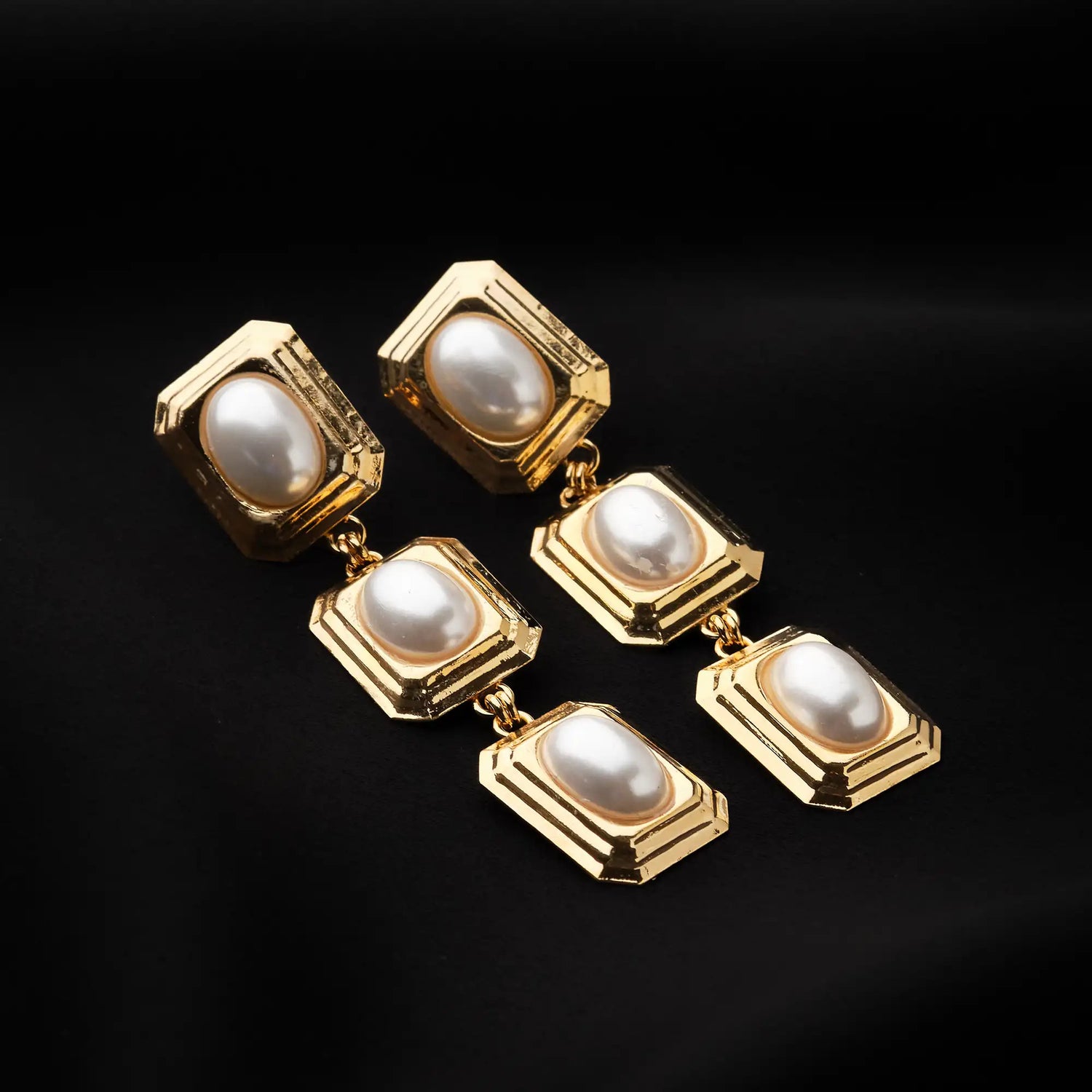 Orecchini Triplo Pendente con Perle Ovali Grandi - Eleganza in Oro e Argento