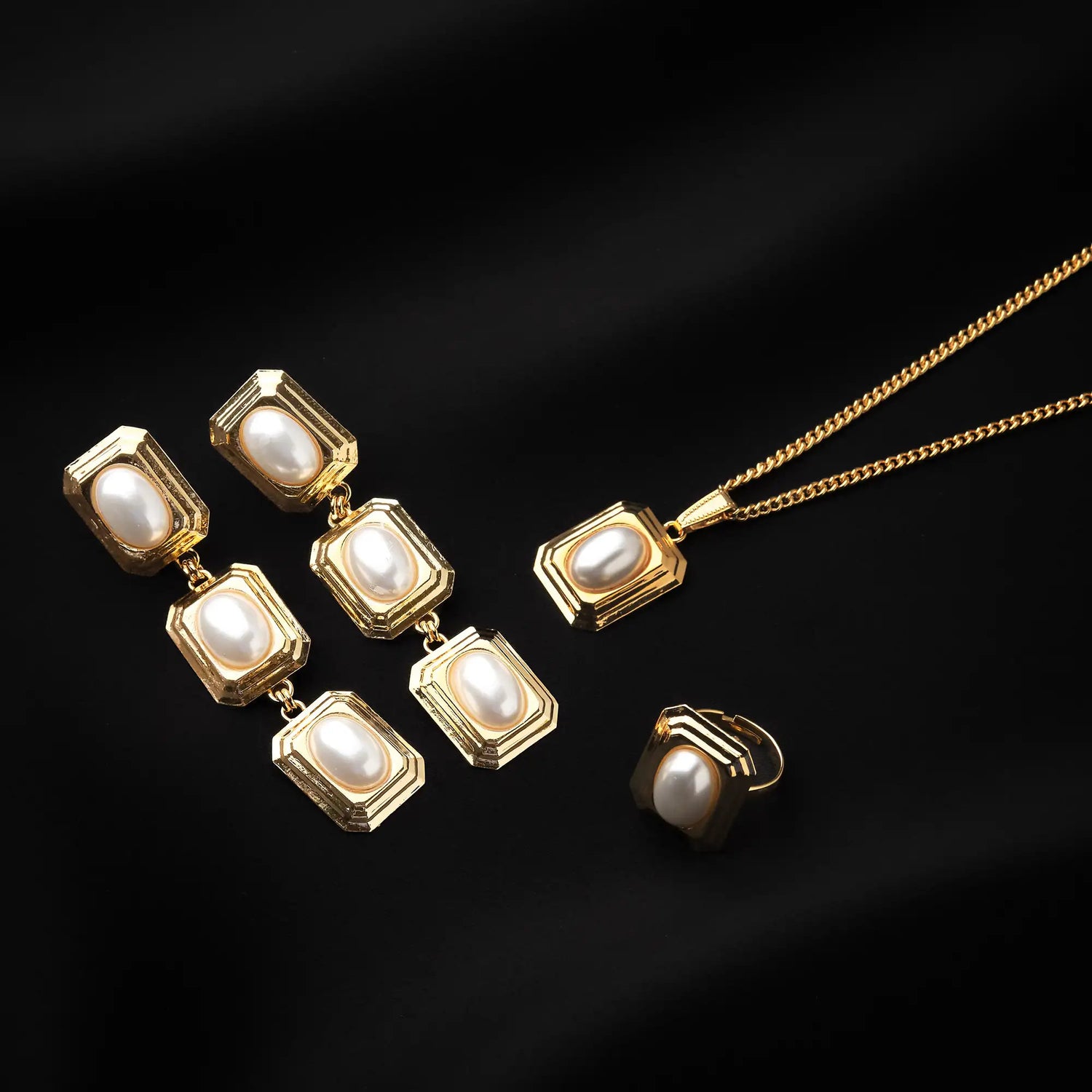 Orecchini Triplo Pendente con Perle Ovali Grandi - Eleganza in Oro e Argento