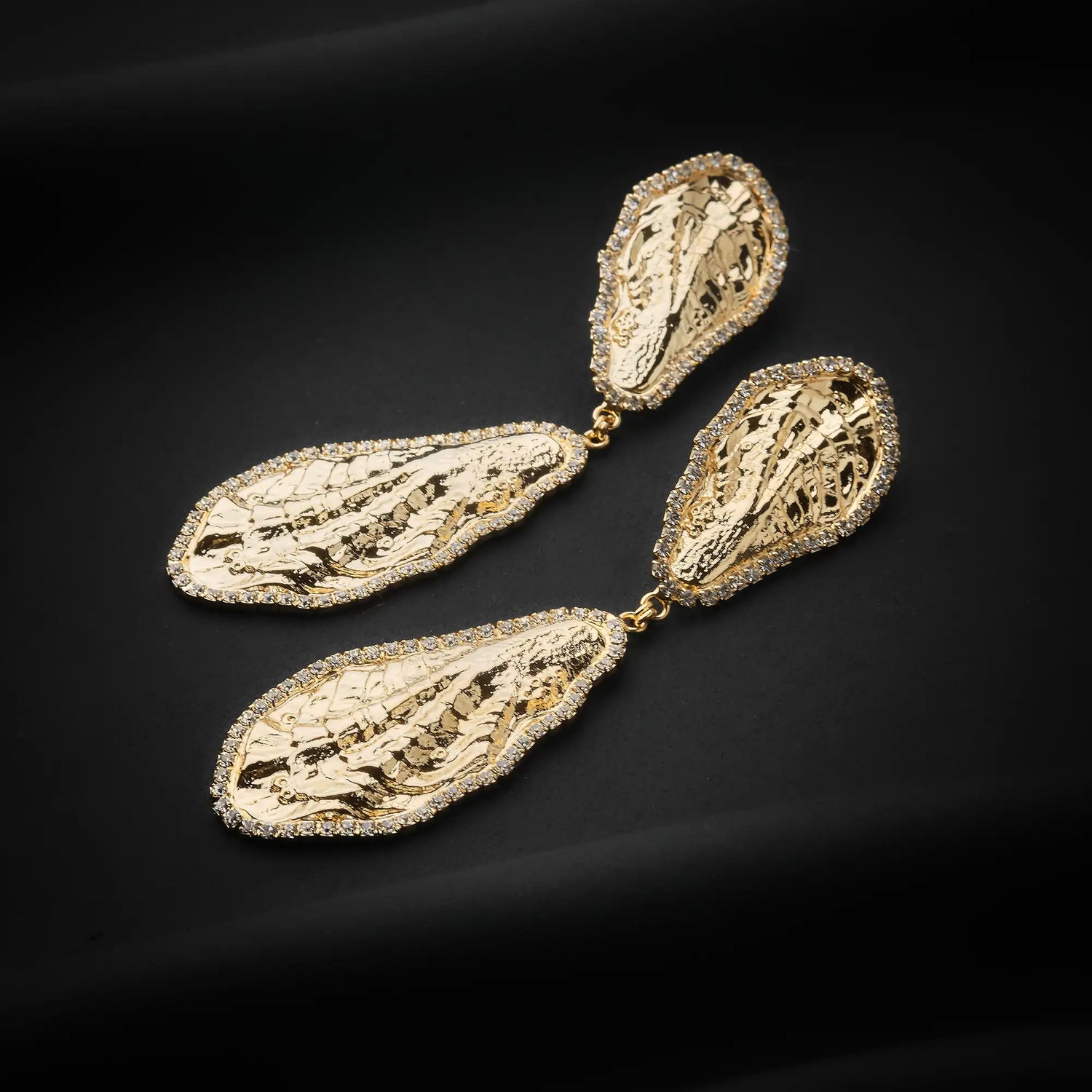 Orecchini Doppia Conchiglia con Strass in Ottone - Splendore Marino in Oro e Argento