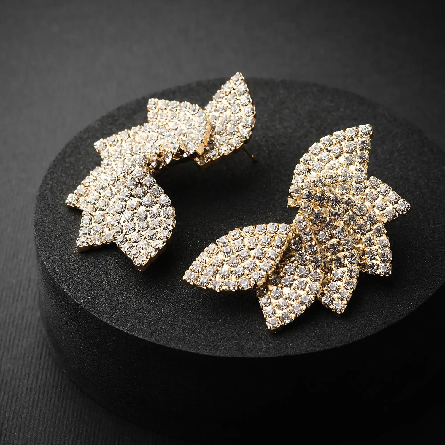 Orecchini a Foglia in Ottone con Pavé di Strass Ovale - Eleganza Naturale in Oro e Argento