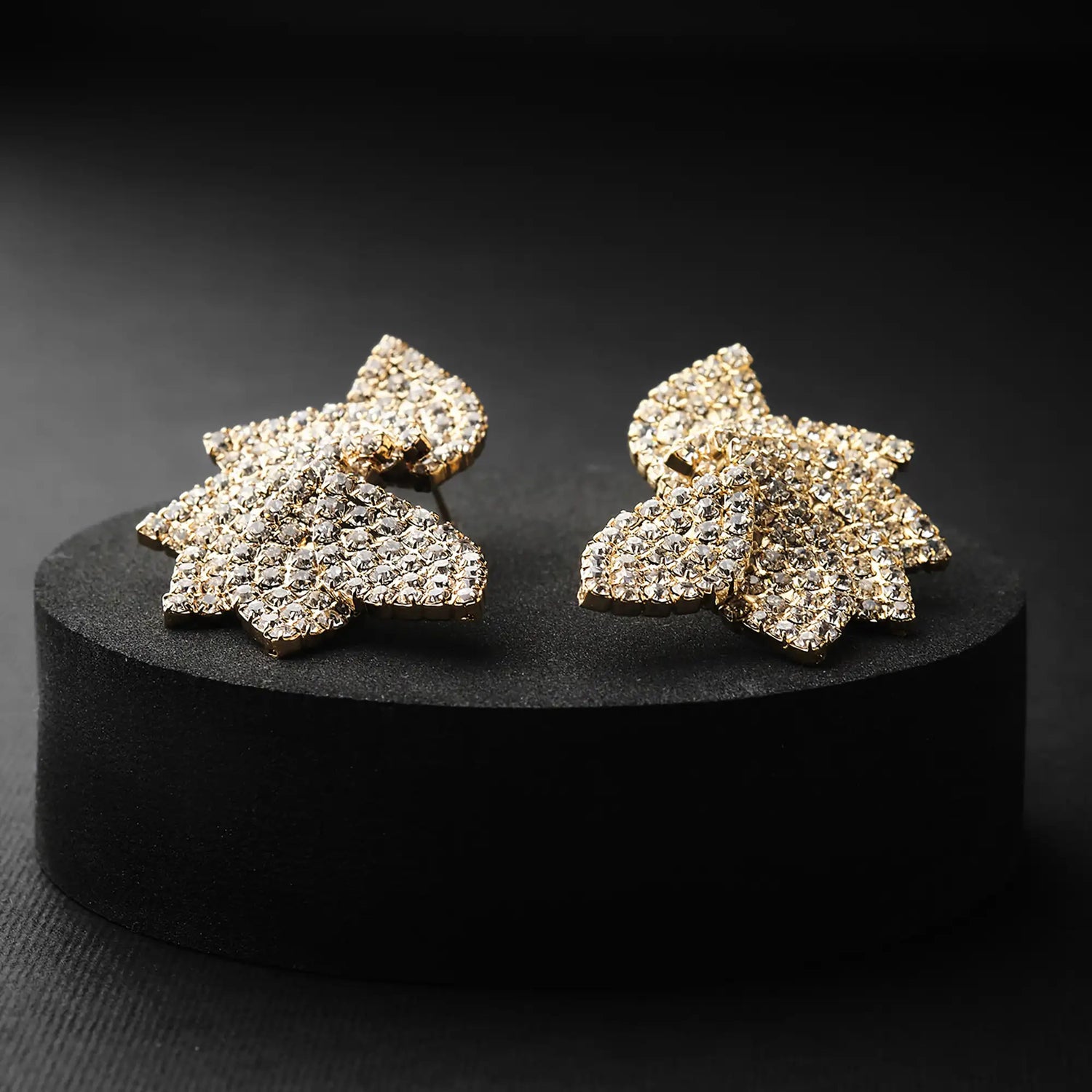 Orecchini a Foglia in Ottone con Pavé di Strass Ovale - Eleganza Naturale in Oro e Argento