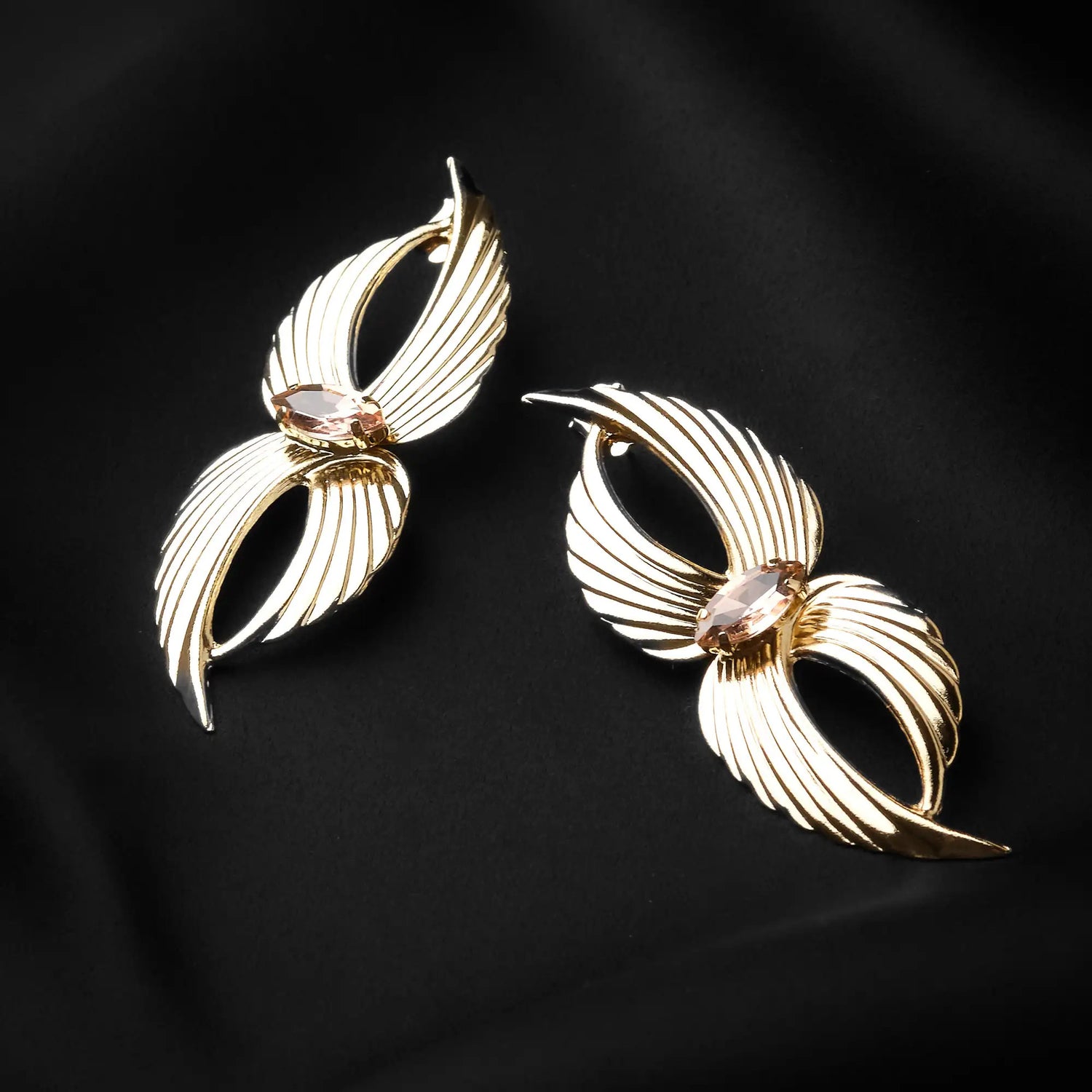 Orecchini Doppie Ali in Ottone con Strass Ovale - Voli di Eleganza in Oro e Argento