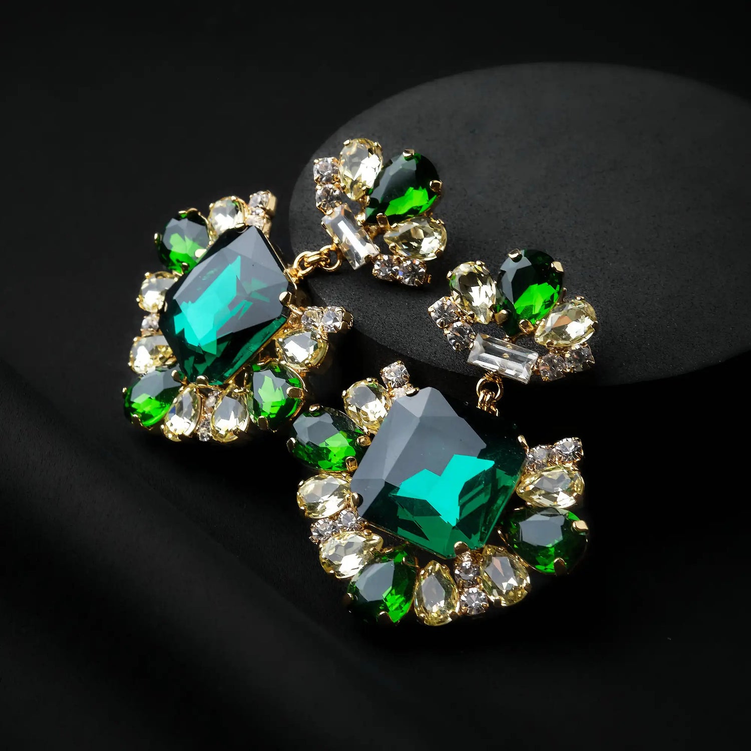 Orecchini in Ottone con Pendente a Fiore in Pietre - Eleganza Floreale in Oro e Argento