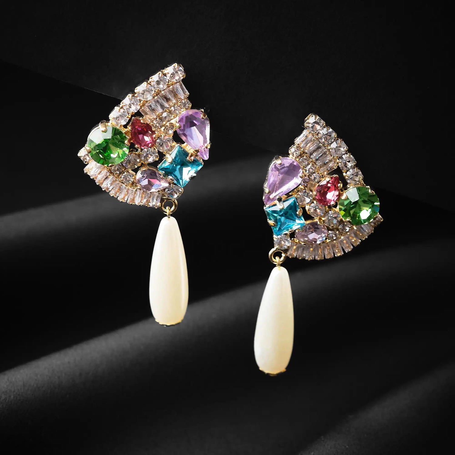 Orecchini in Ottone con Foglia di Strass e Perla Pendente a Goccia - Eleganza Naturale in Oro e Argento