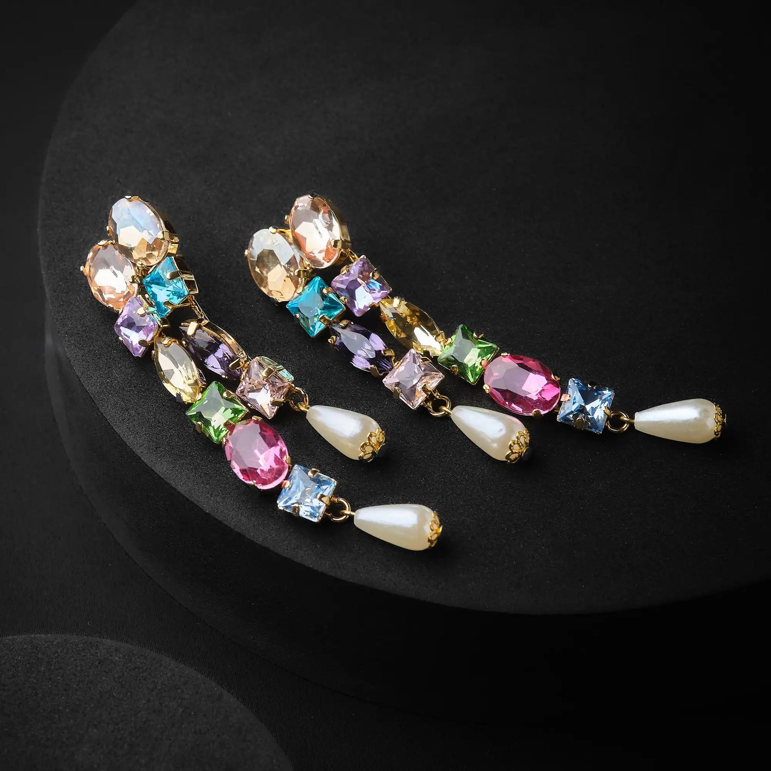Orecchini in Ottone con Catena di Strass e Perla Pendente a Goccia - Eleganza Scintillante in Oro e Argento