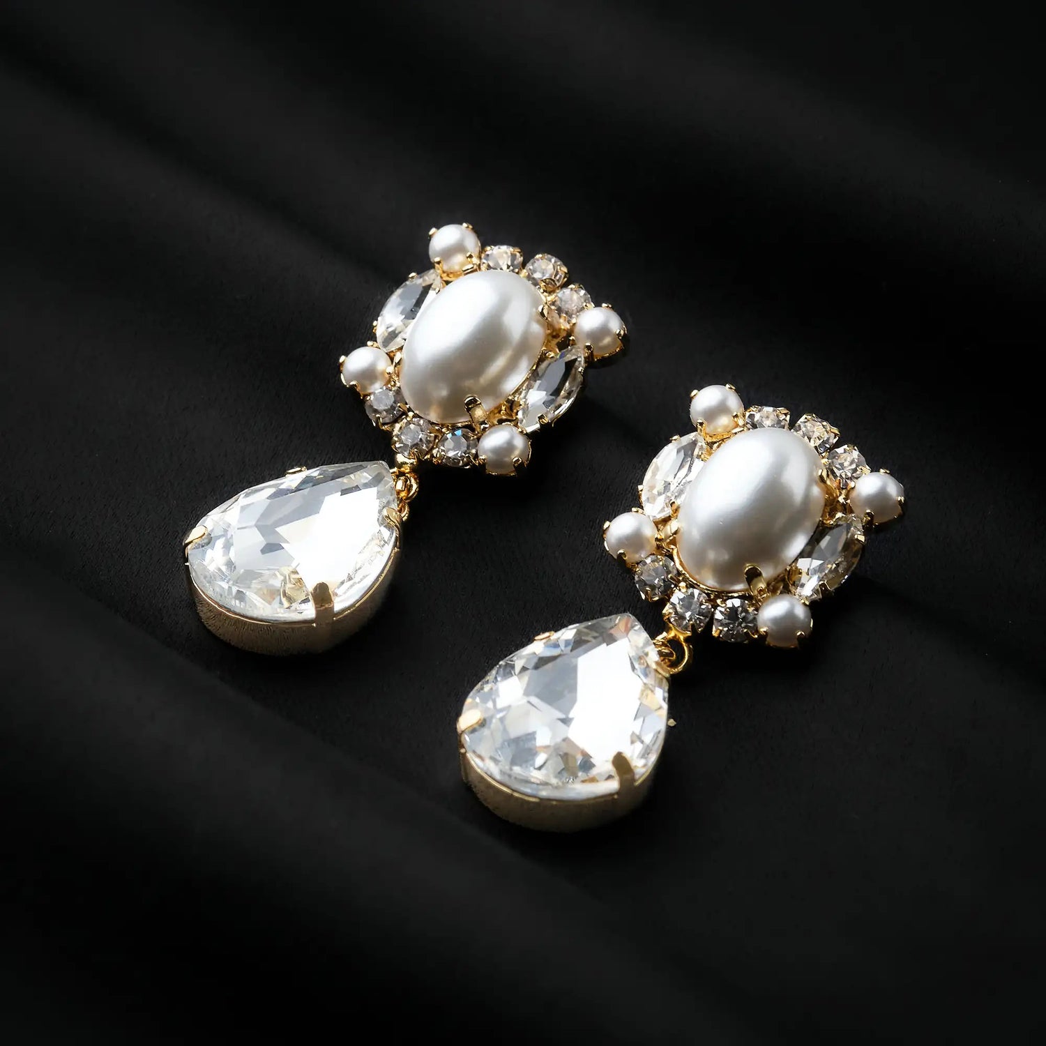 Orecchini in Ottone con Perla e Pendente a Goccia di Strass - Raffinata Eleganza in Oro e Argento