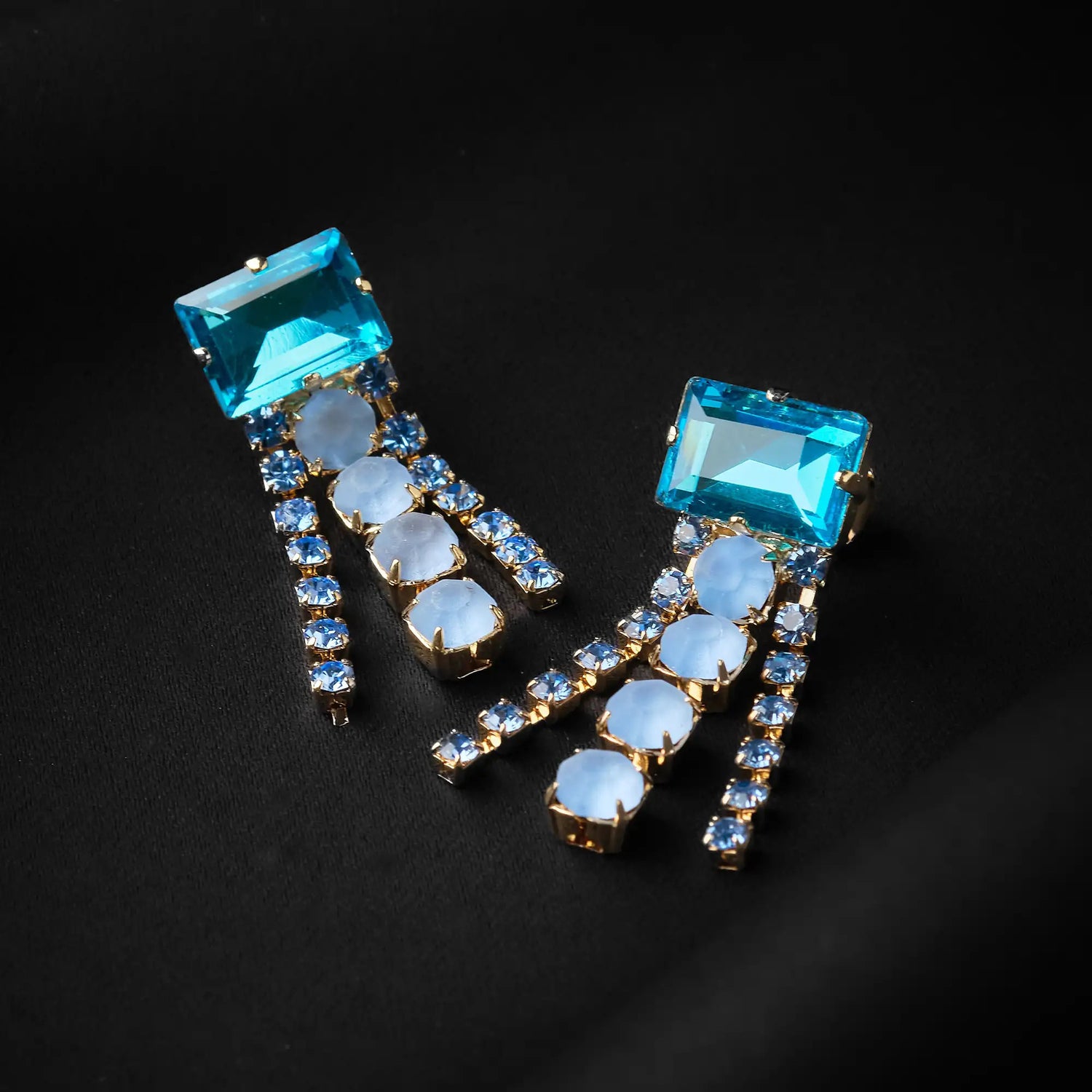 Orecchini in Ottone con Strass Rettangolare e Frange - Eleganza Compatta in Oro e Argento