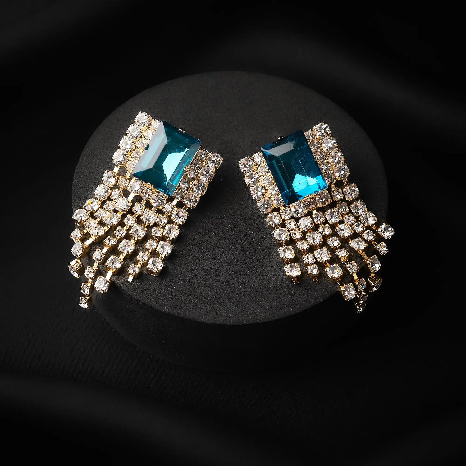 Orecchini con Strass Rettangolare Grande e Frange di Strassini in Ottone - Splendore Dinamico in Oro e Argento
