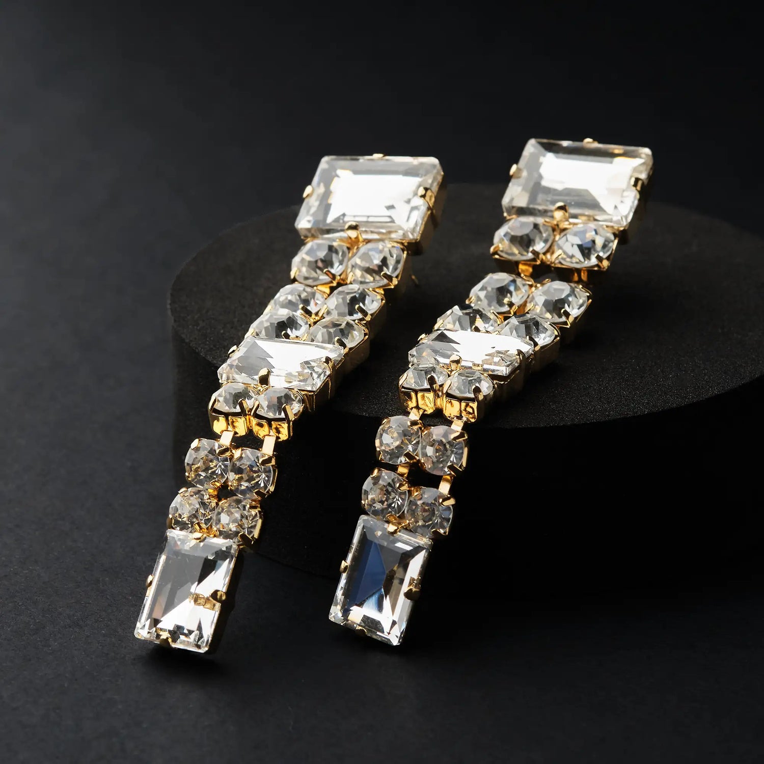 Orecchini a Catena di Strass in Ottone - Luminosità Lineare in Oro e Argento