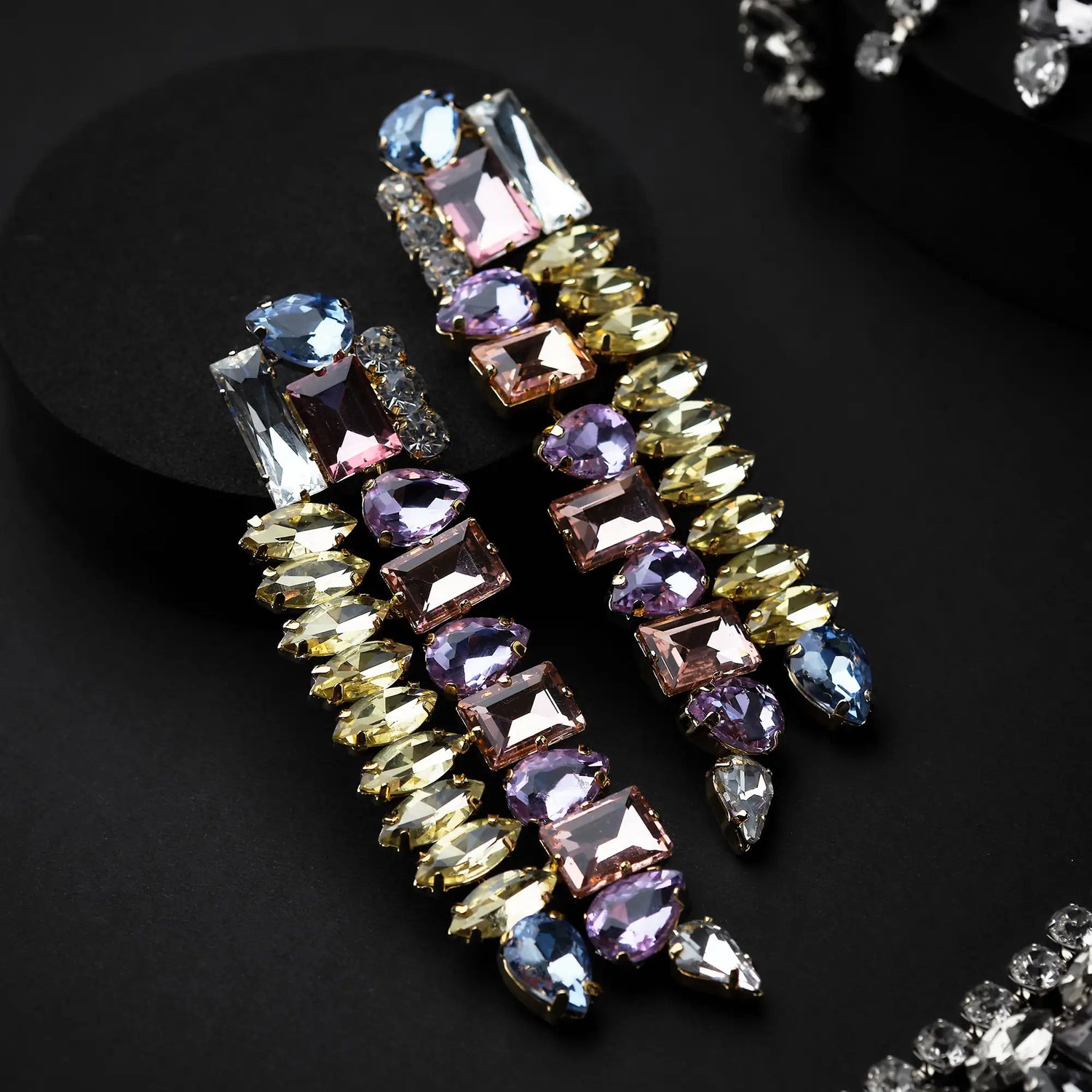 Orecchini a Colonne Lunghe in Ottone con Strass - Eleganza Scenografica in Oro e Argento