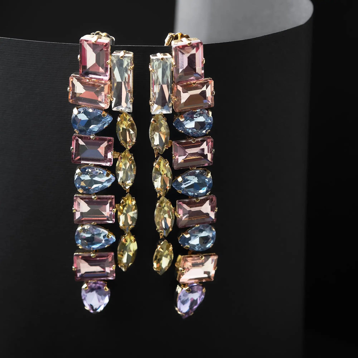 Orecchini a Colonna in Ottone con Strass - Eleganza Verticale in Oro e Argento