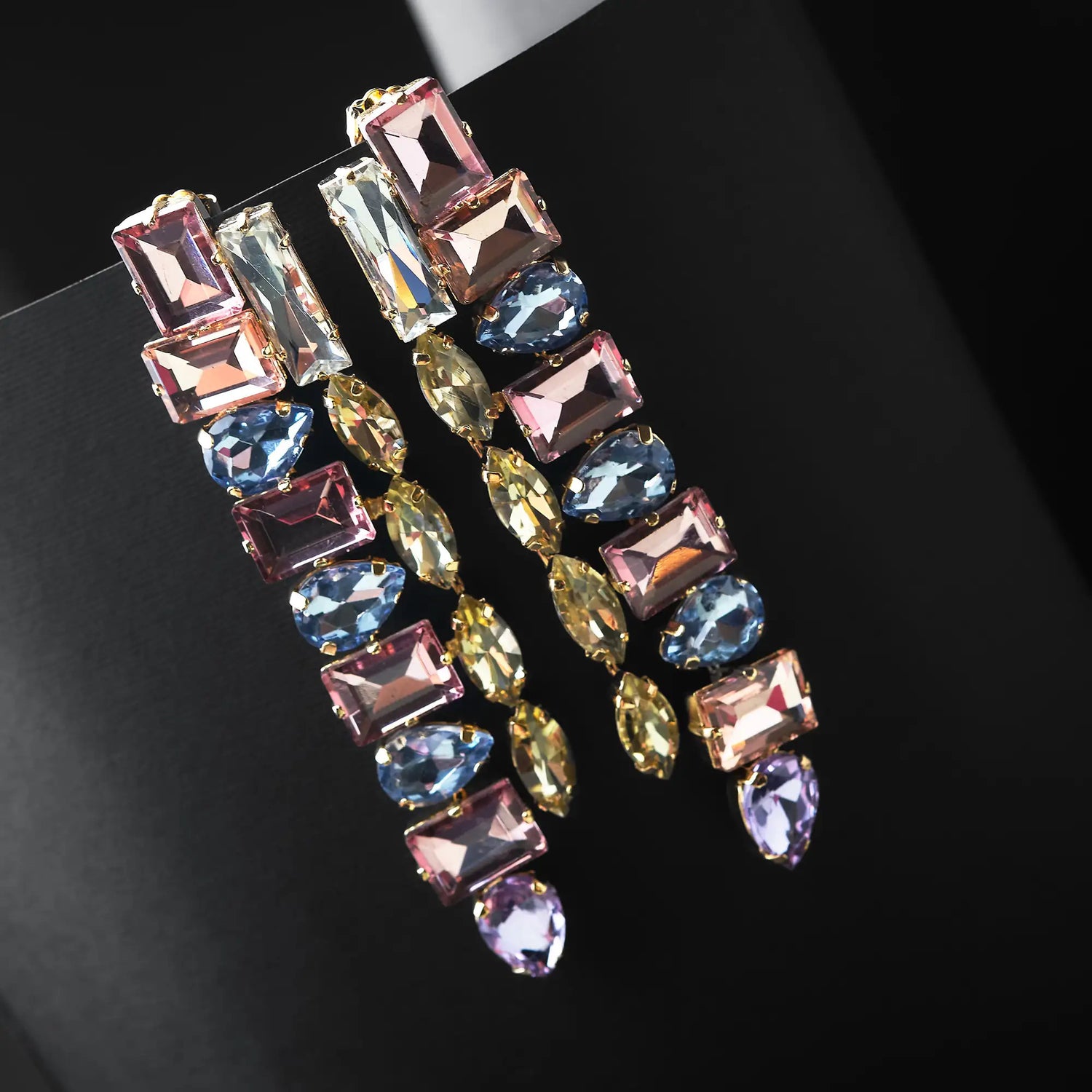 Orecchini a Colonna in Ottone con Strass - Eleganza Verticale in Oro e Argento