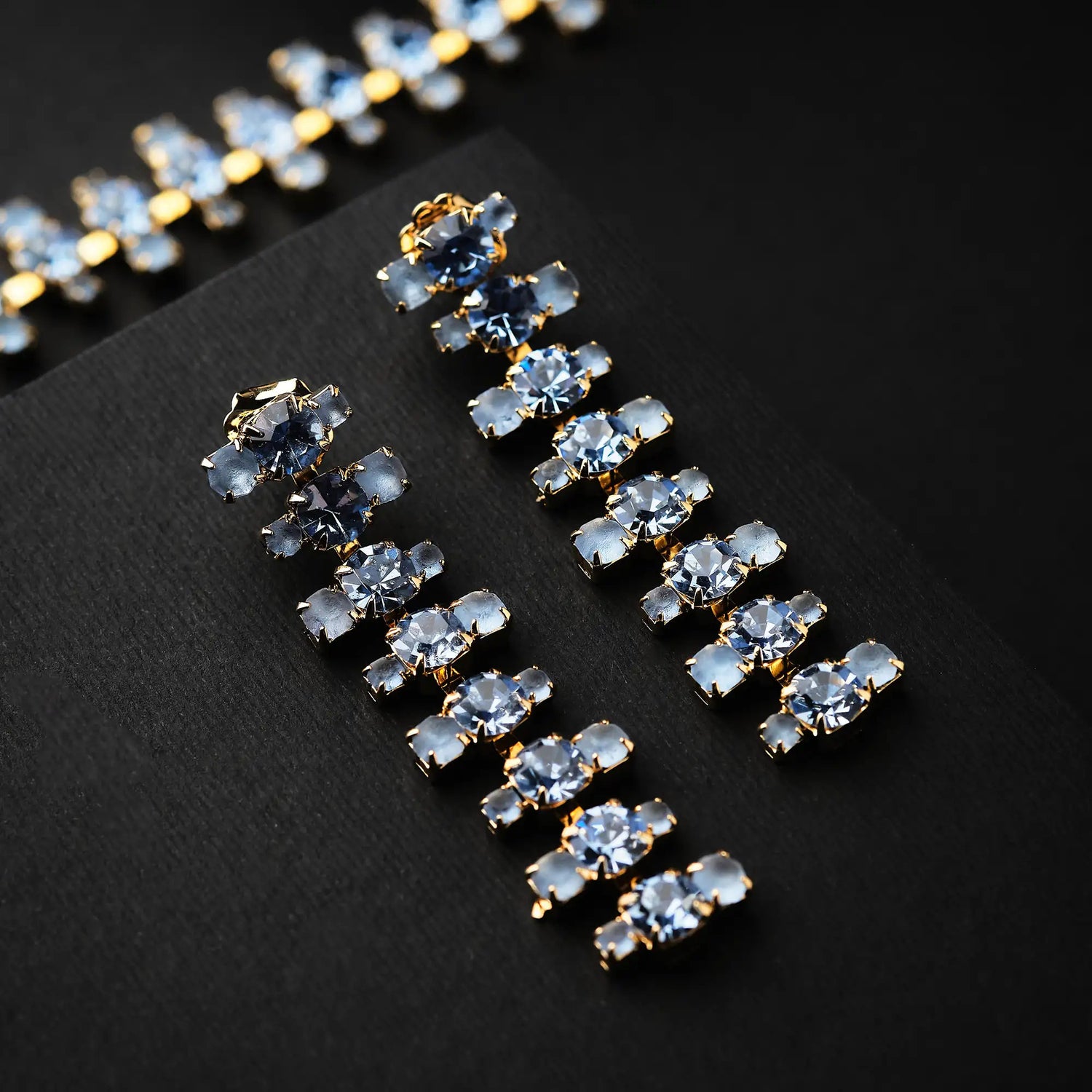 Orecchini a Catena in Ottone con Strass - Luminosità Lineare in Oro e Argento