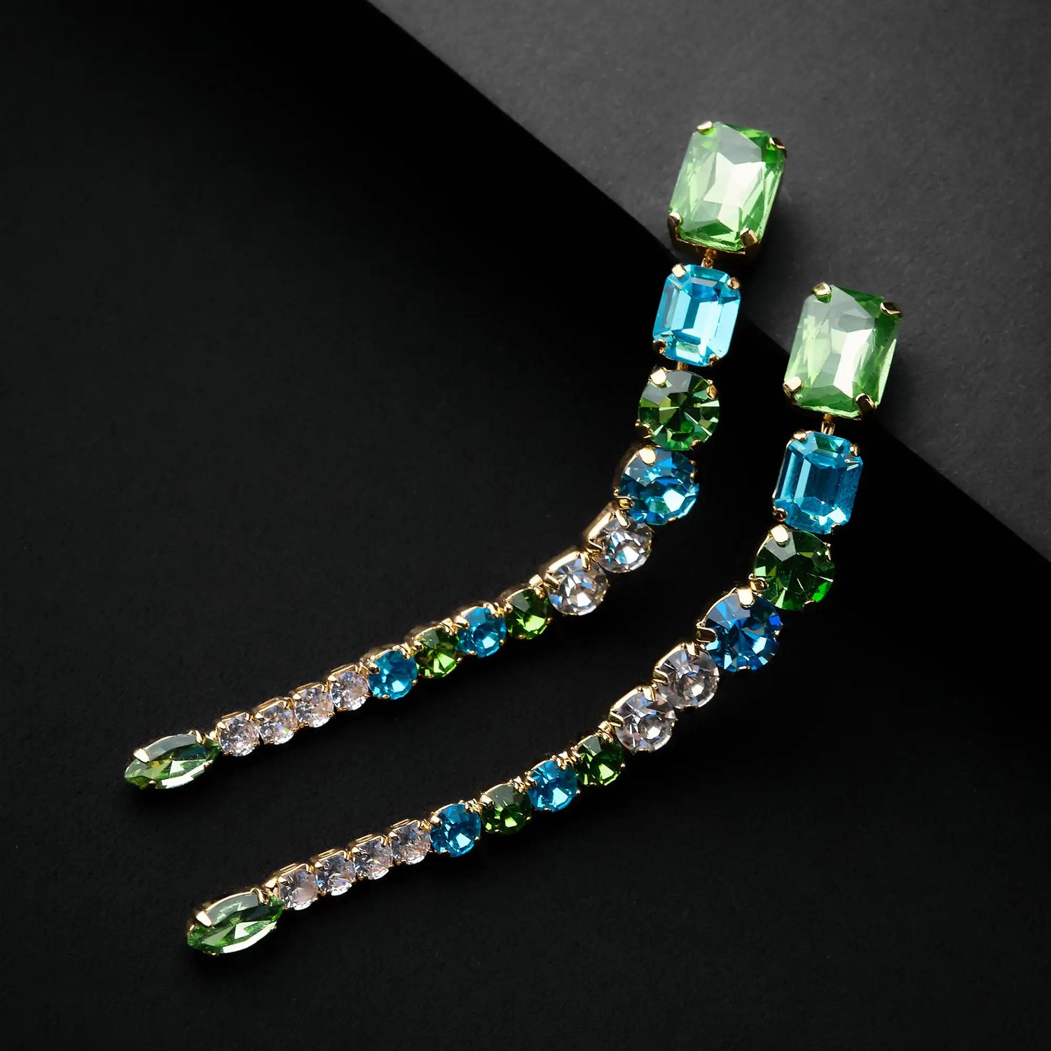 Orecchini a Catena con Strass a Scalare in Ottone - Scintillio Dinamico in Oro e Argento