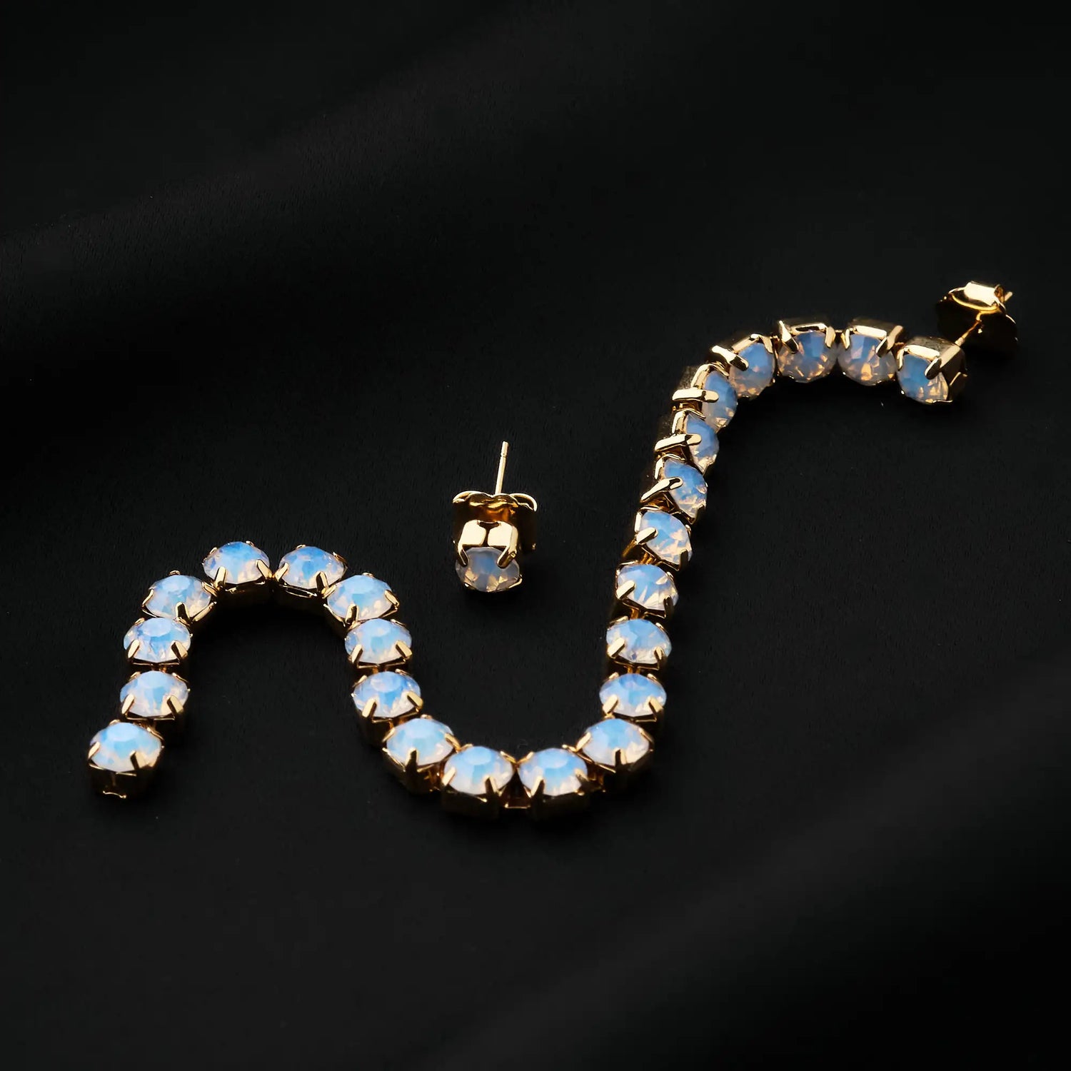 Orecchini a Catena Lunga in Ottone con Strass - Eleganza Cascante in Oro e Argento Chiusura a Farfalla
