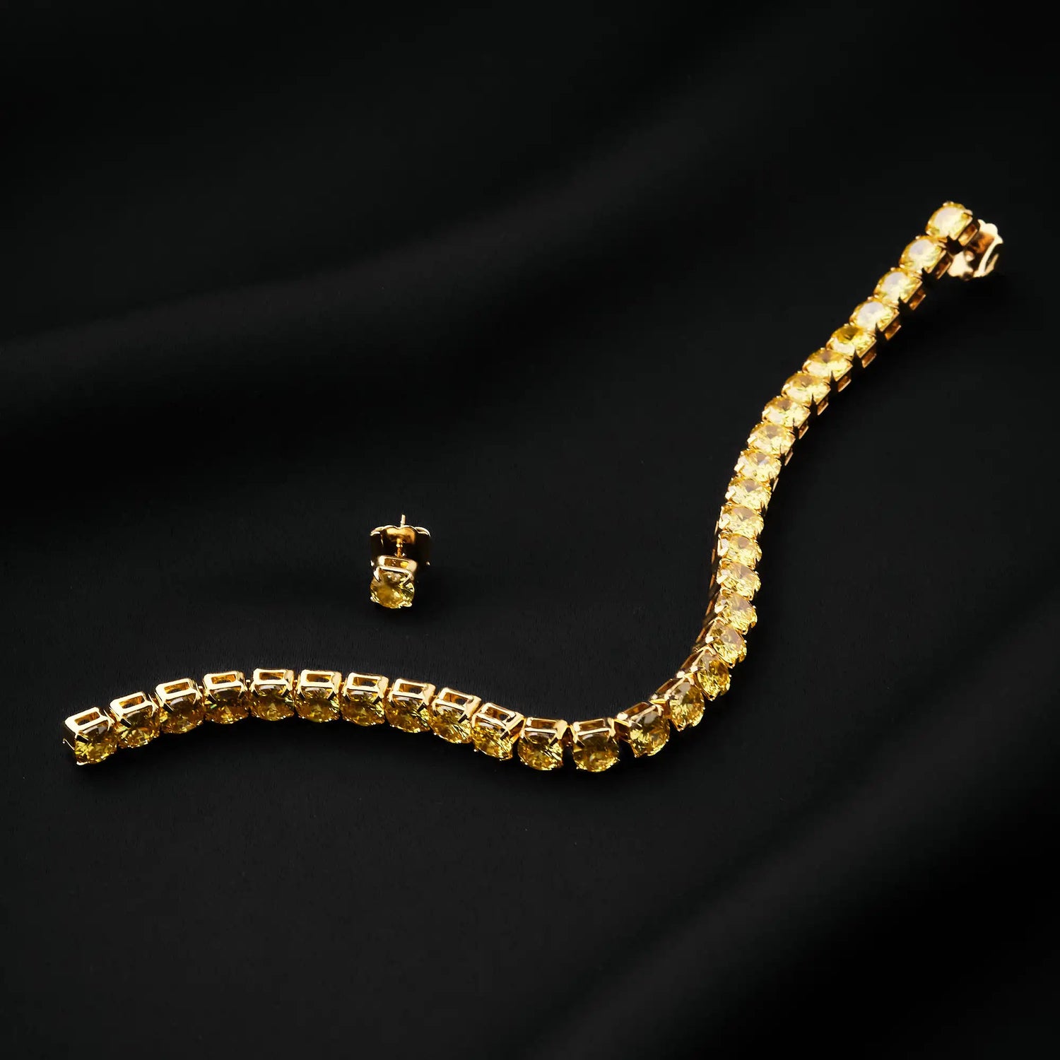 Orecchini Lunghi a Catena in Ottone con Zirconi - Eleganza Scintillante Chiusura a Farfalla