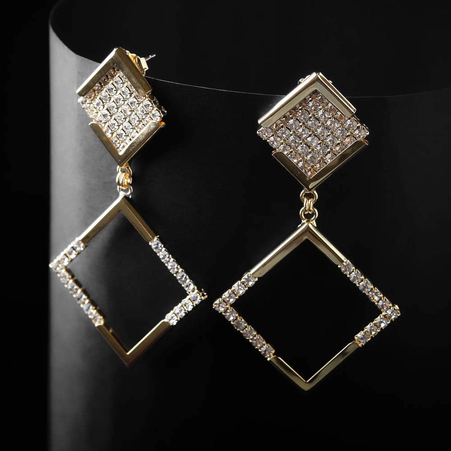 Orecchini Doppio Quadrato in Ottone - Uno Bucato e Uno con Pavé di Strass - Eleganza Dinamica in Oro e Argento