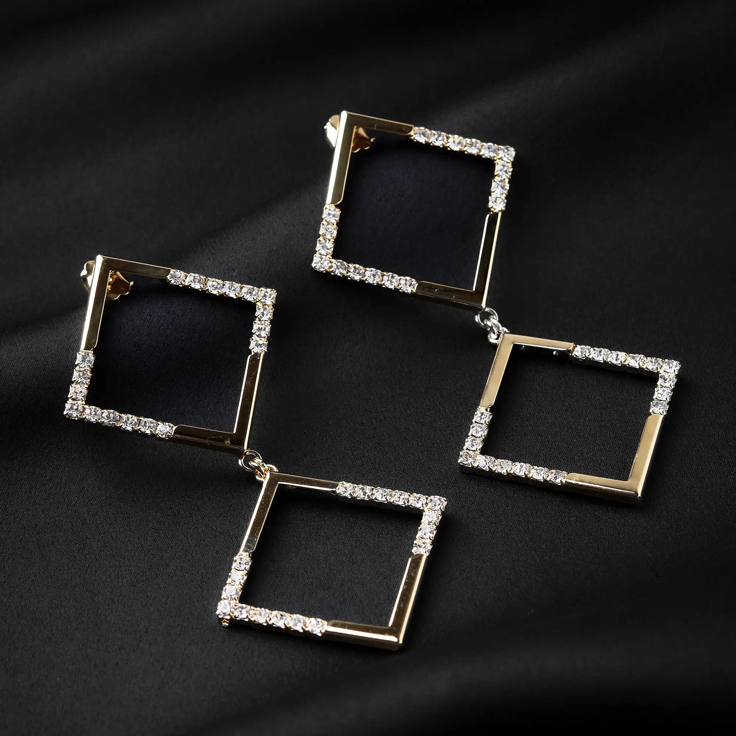 Orecchini Doppio Quadrato Bucato in Ottone con Pavé di Strass - Design Contemporaneo in Oro e Argento