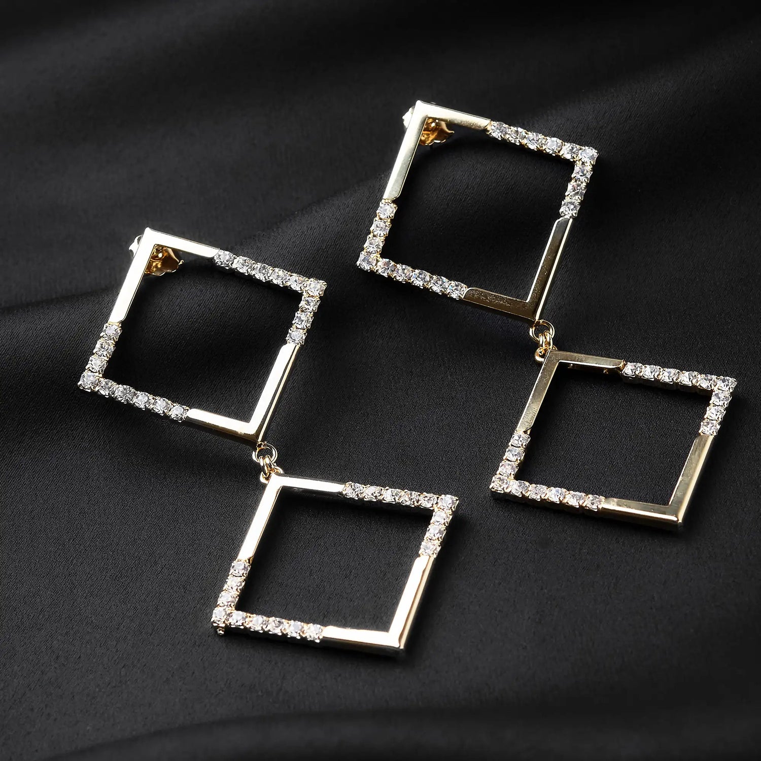 Orecchini Doppio Quadrato Bucato in Ottone con Pavé di Strass - Design Contemporaneo in Oro e Argento