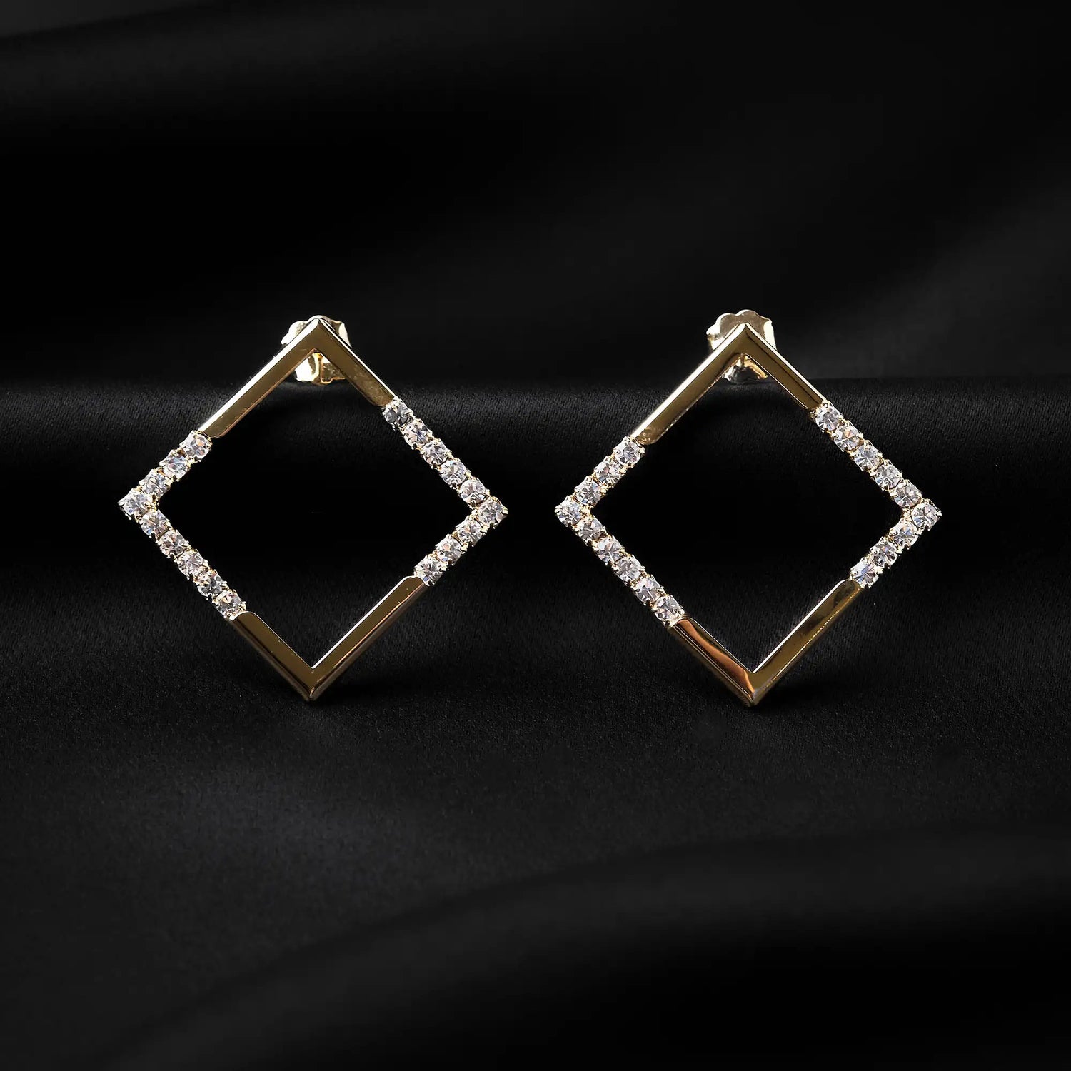 Orecchini Quadrati Bucati in Ottone con Pavé di Strass - Eleganza Trasparente in Oro e Argento