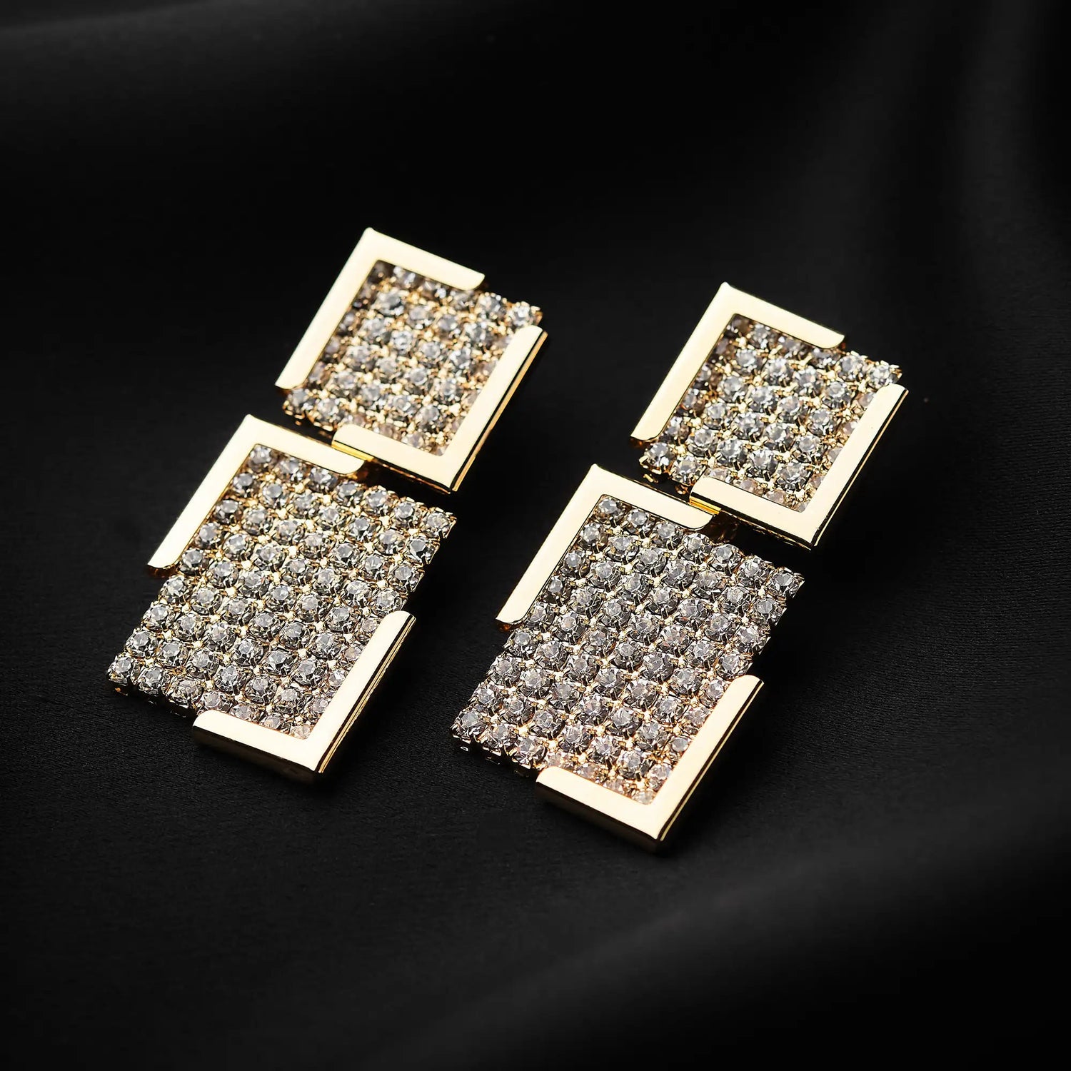 Orecchini Geometrici in Ottone con Pavé di Strass - Dinamica Moderna in Oro e Argento
