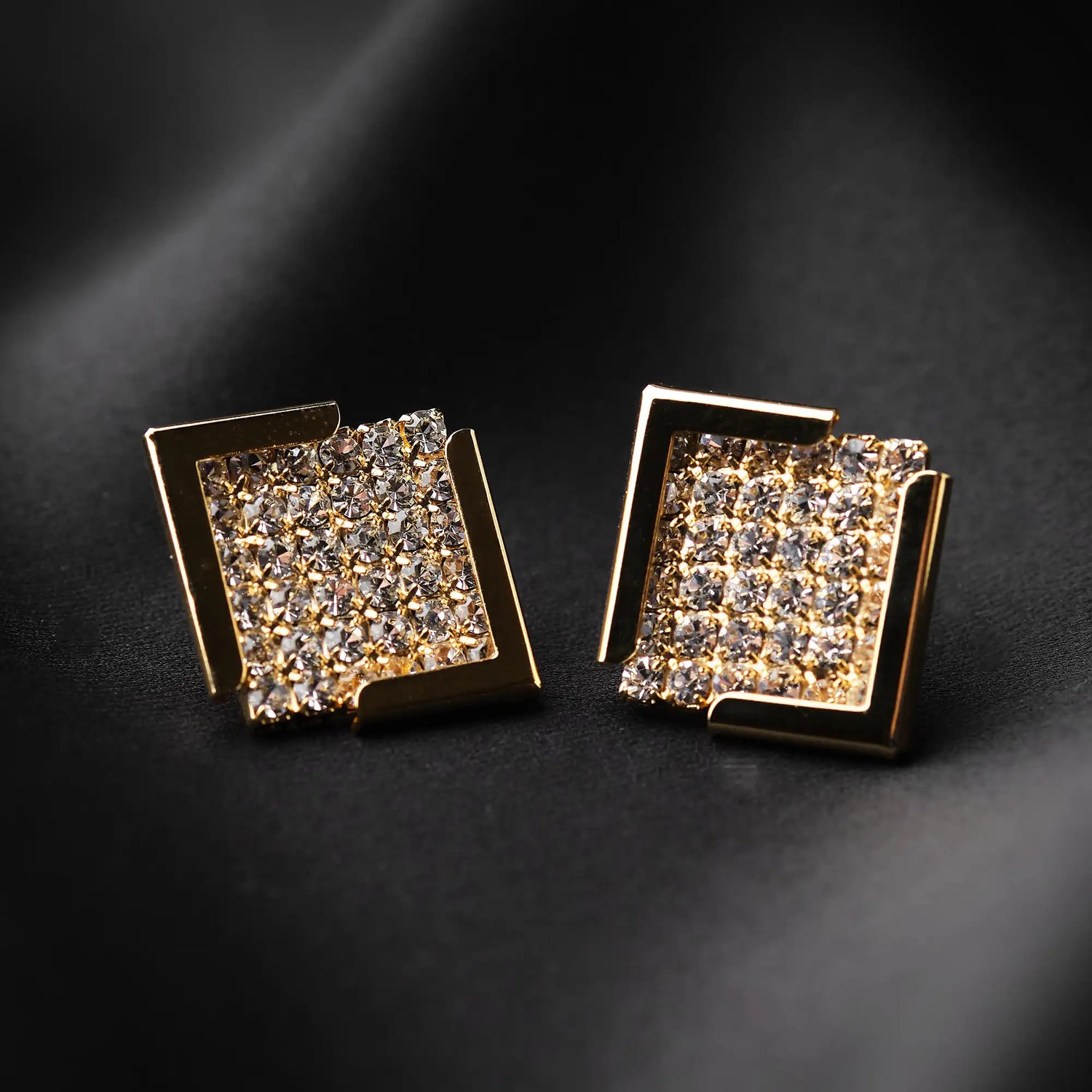 Orecchini Quadrati in Ottone con Pavé di Strass - Eleganza Geometrica in Oro e Argento