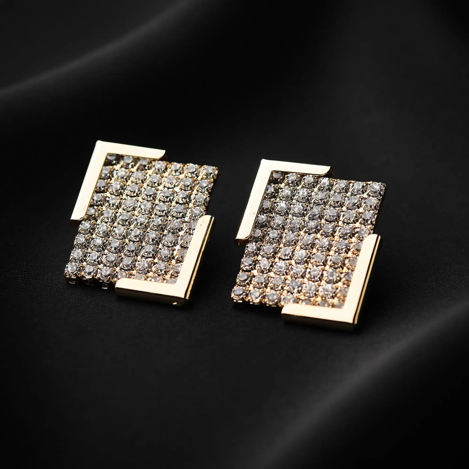 Orecchini Rettangolari in Ottone con Pavé di Strass - Luminosità Moderna in Oro e Argento