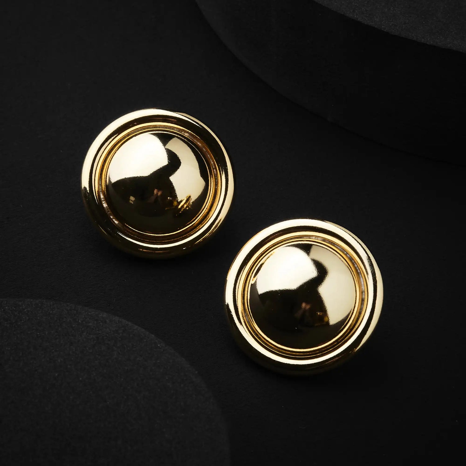 Orecchini a Bottone Tondo in Ottone - Eleganza Semplice in Oro e Argento