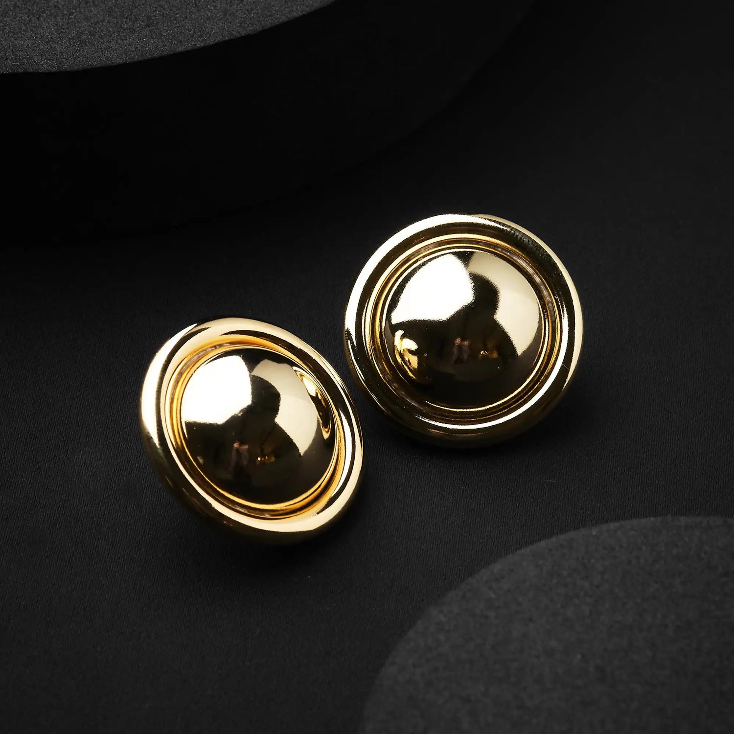 Orecchini a Bottone Tondo in Ottone - Eleganza Semplice in Oro e Argento