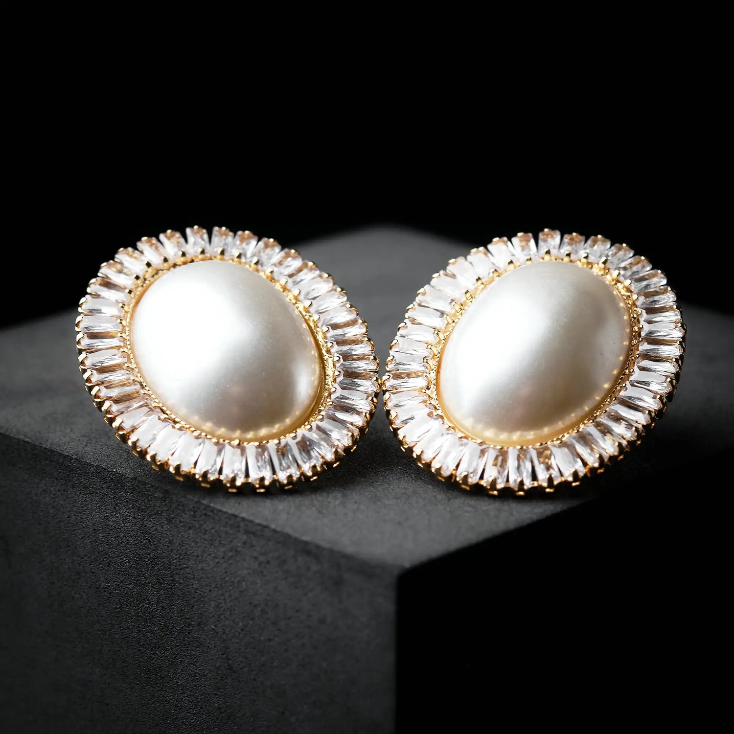Orecchini in Ottone con Perla e Strass - Eleganza Classica in Oro e Argento
