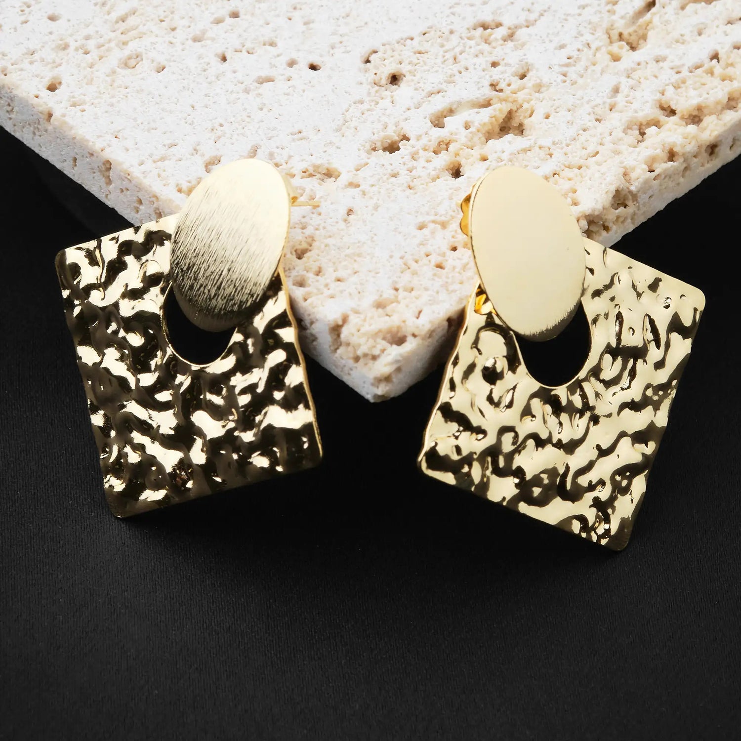 Orecchini Pendenti in Ottone con Forme Tondo e Quadrato - Eleganza Geometrica in Oro e Argento