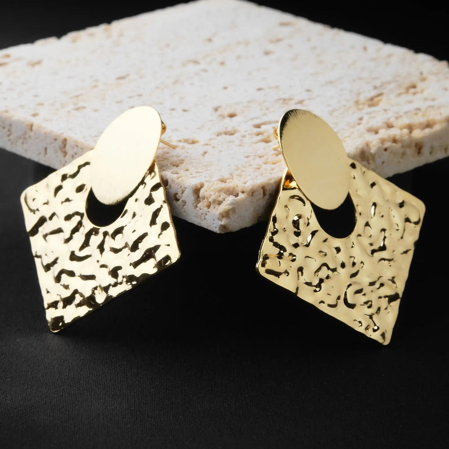 Orecchini Pendenti in Ottone con Forme Tondo e Quadrato - Eleganza Geometrica in Oro e Argento