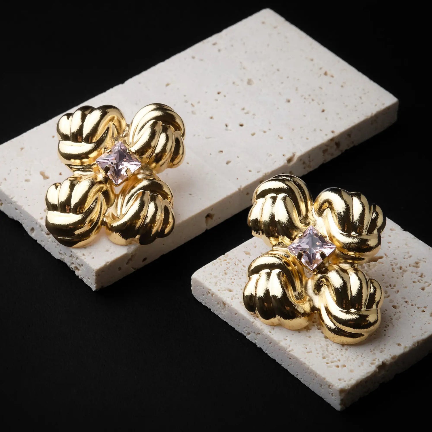 Orecchini in Ottone con Strass e Quattro Gomitoli - Stile Unico in Oro e Argento