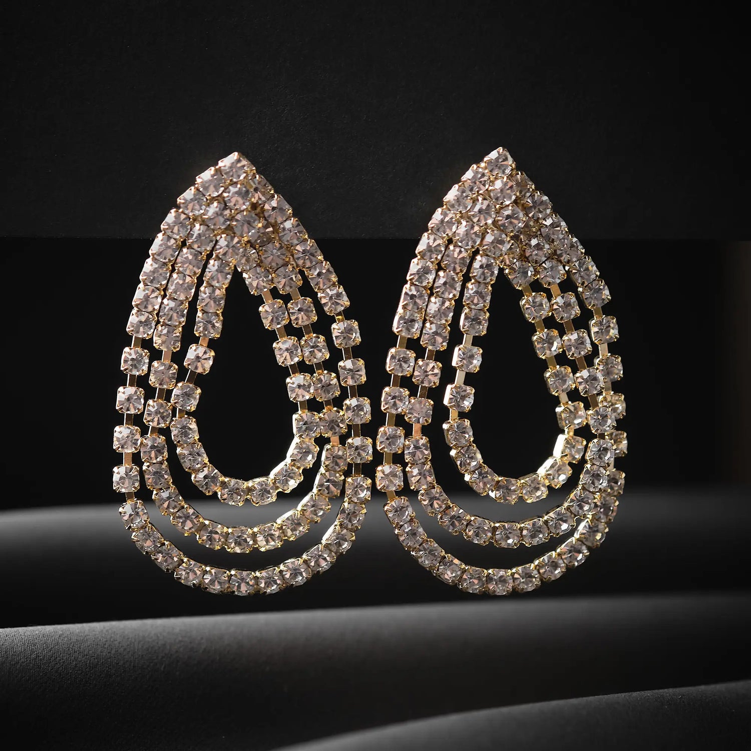 Orecchini in Ottone a Catene Concentriche a Gocce con Pavé di Strass - Eleganza Scintillante in Oro e Argento
