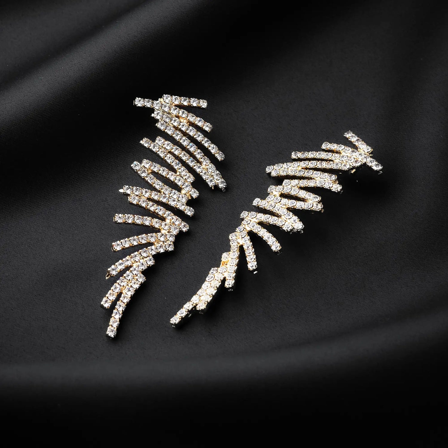 Orecchini in Ottone a Catene a Zig Zag con Pavé di Strass - Design Audace in Oro e Argento