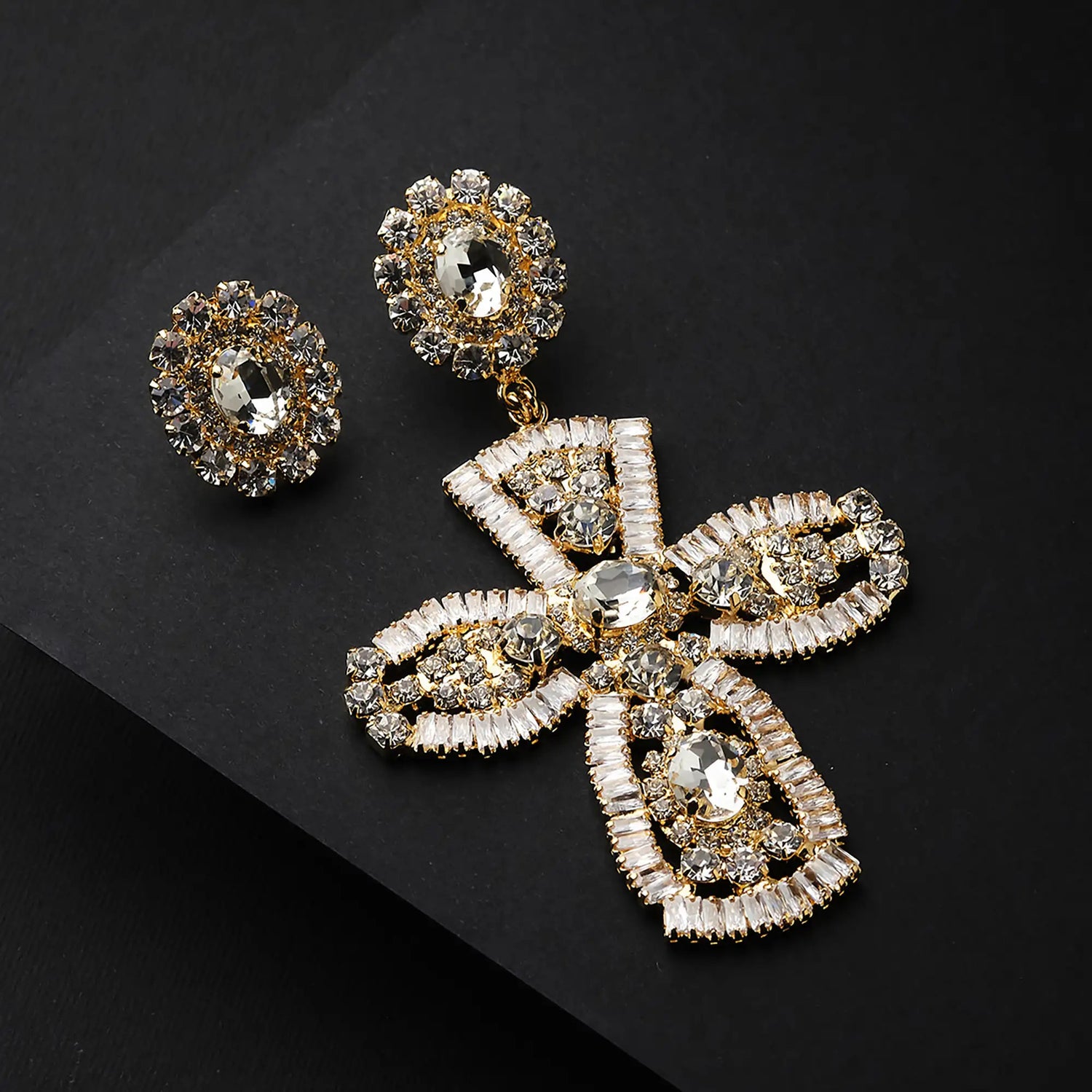 Orecchini in Ottone con Pendente a Crocifisso con Pietre - Eleganza e Spiritualità in Oro e Argento