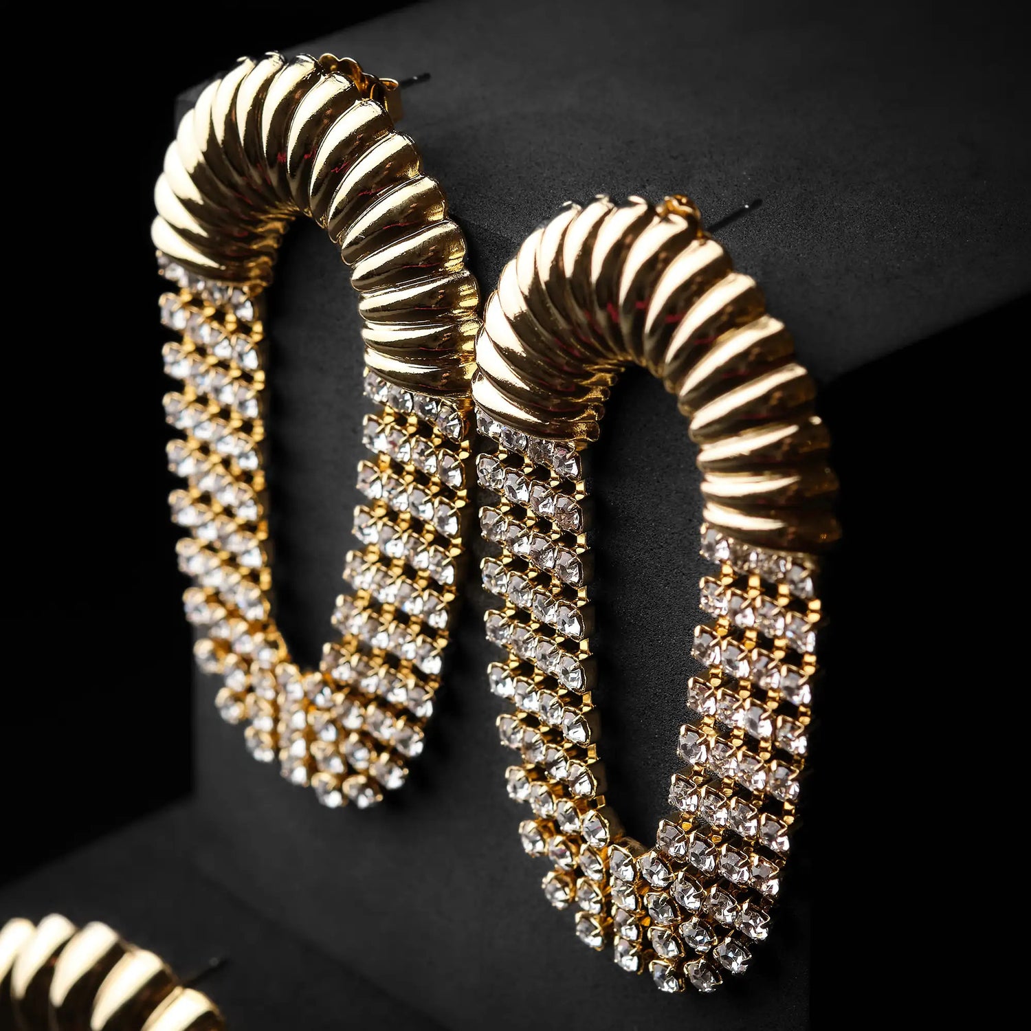 Orecchini in Ottone a Forma di Ovale Schiacciato con Pavé di Strass Cm. 9 - Eleganza Moderna in Oro e Argento
