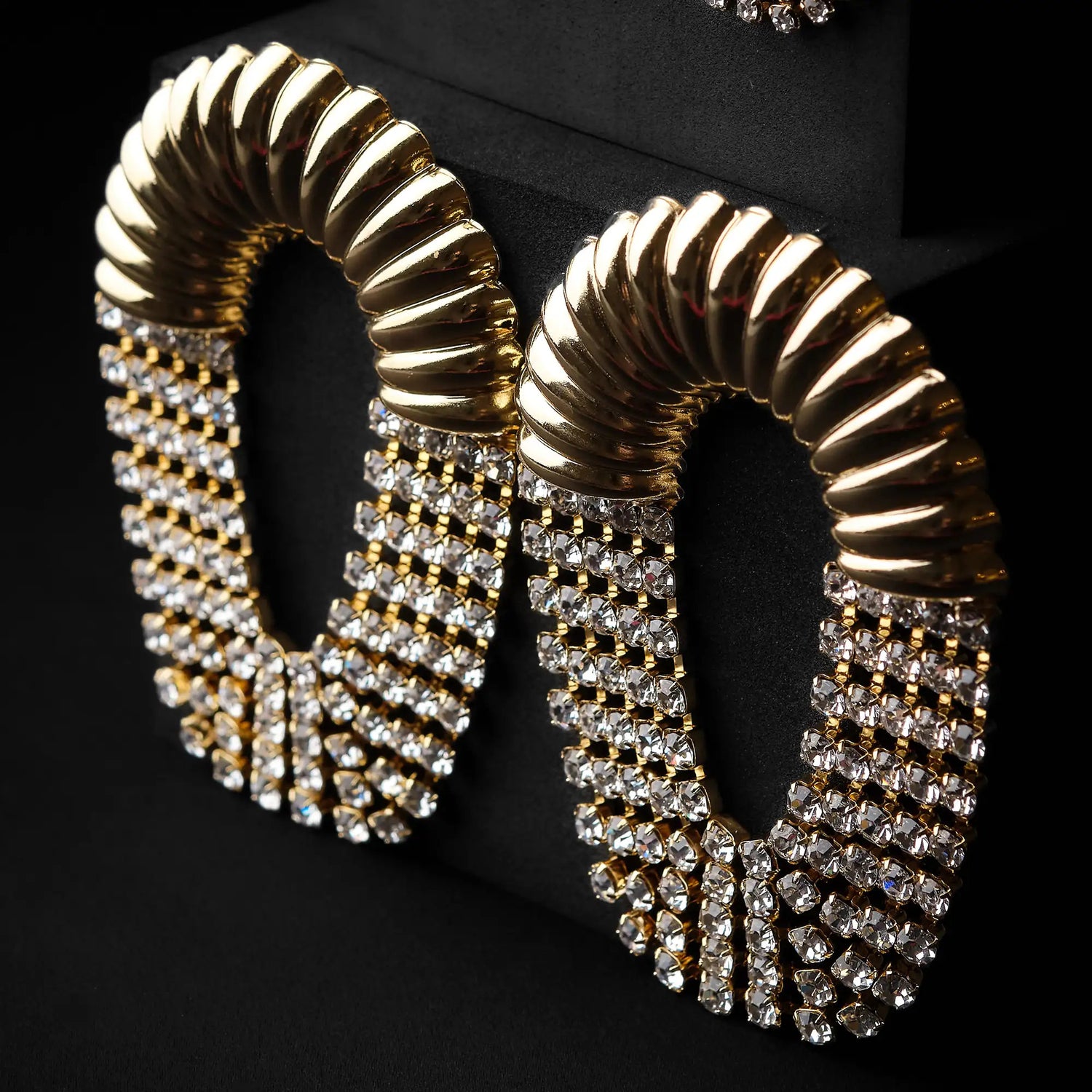 Orecchini in Ottone a Forma di Ovale Schiacciato con Pavé di Strass Cm. 7 - Eleganza Moderna in Oro e Argento