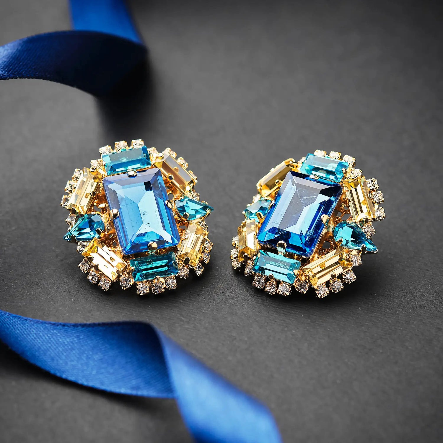 Orecchini in Ottone a Forma di Fiore con Croce di Pietre - Eleganza Floreale e Simbolica
