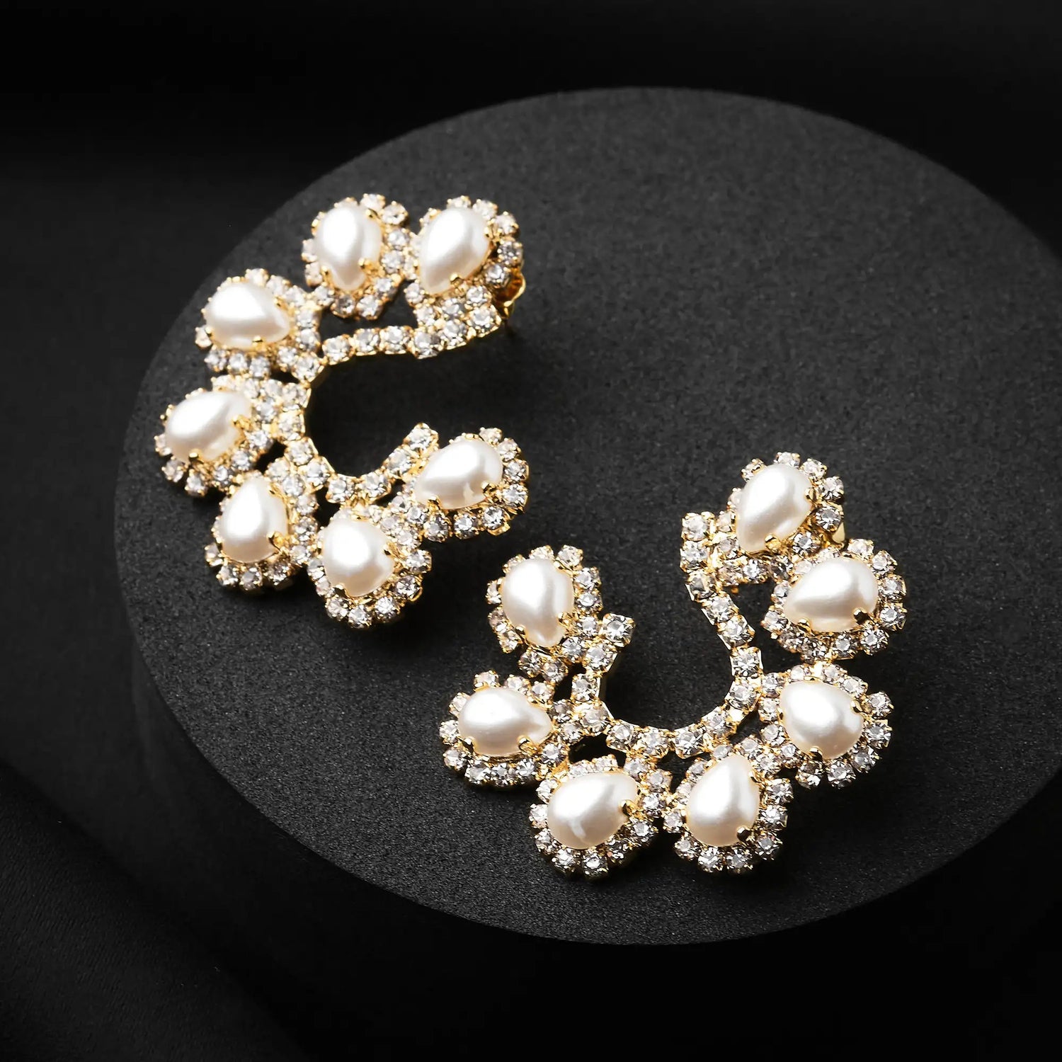 Orecchini in Ottone Semicerchio con Perla e Pietre - Eleganza Moderna in Oro e Argento