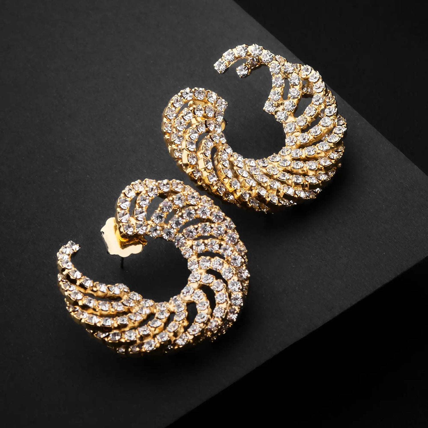 Orecchini a Cerchi Traforati in Ottone con Pavé di Pietre - Raffinata Eleganza in Oro e Argento