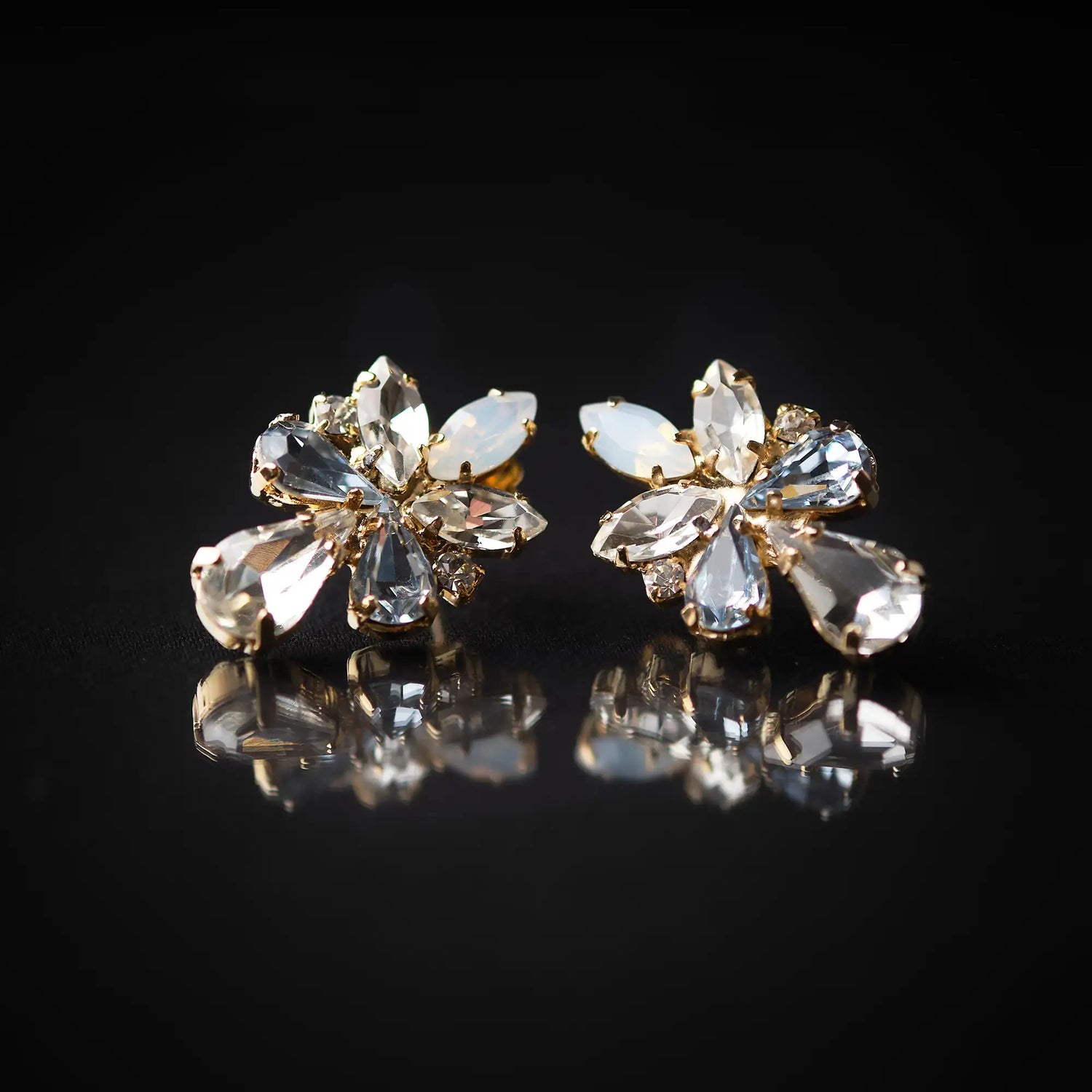 Orecchini in Ottone a Forma di Fiocco con Pietre - Eleganza Raffinata in Oro e Argento