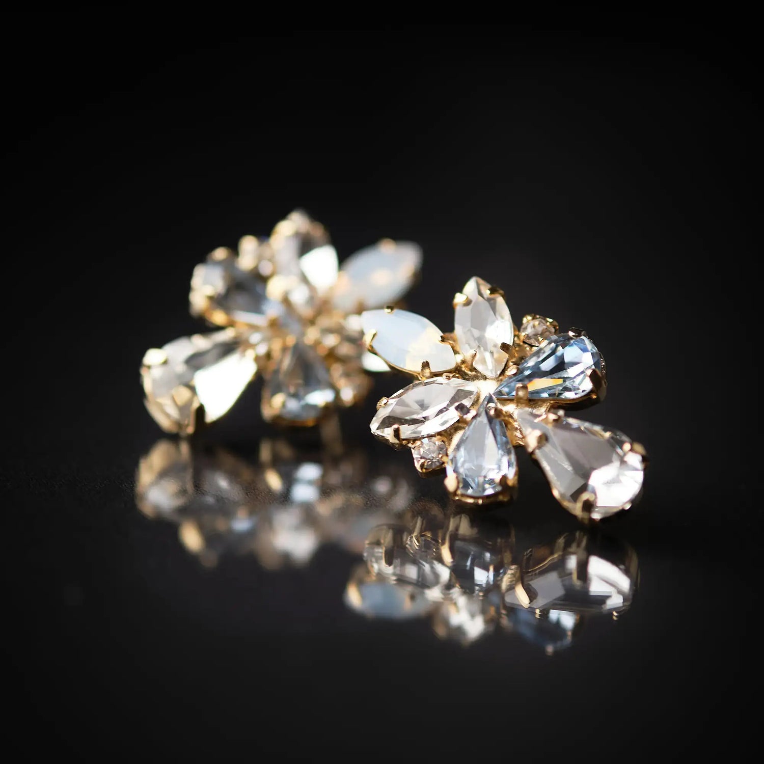 Orecchini in Ottone a Forma di Fiocco con Pietre - Eleganza Raffinata in Oro e Argento