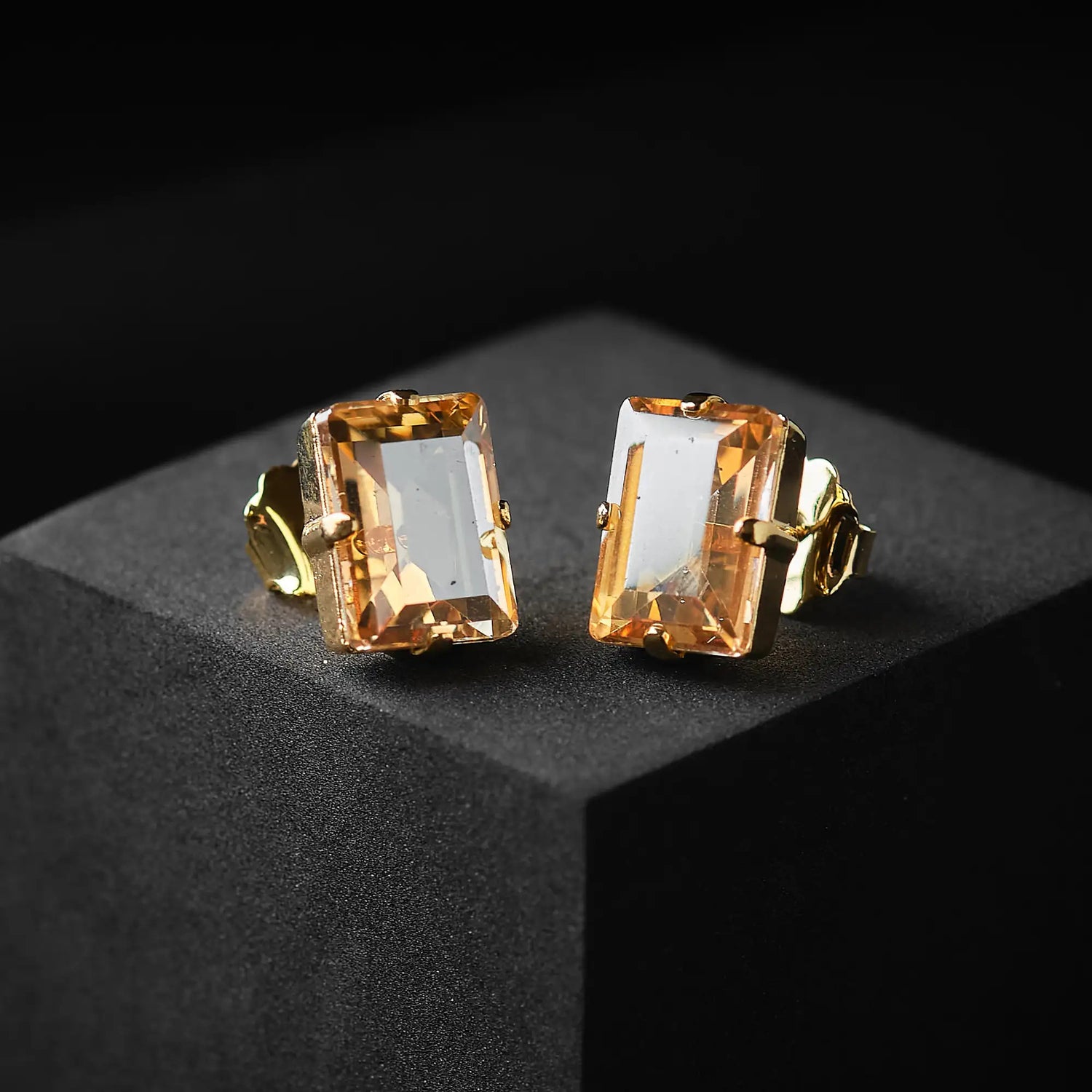 Orecchini in Ottone con Pietra 14x10 mm - Eleganza Compatta in Oro e Argento