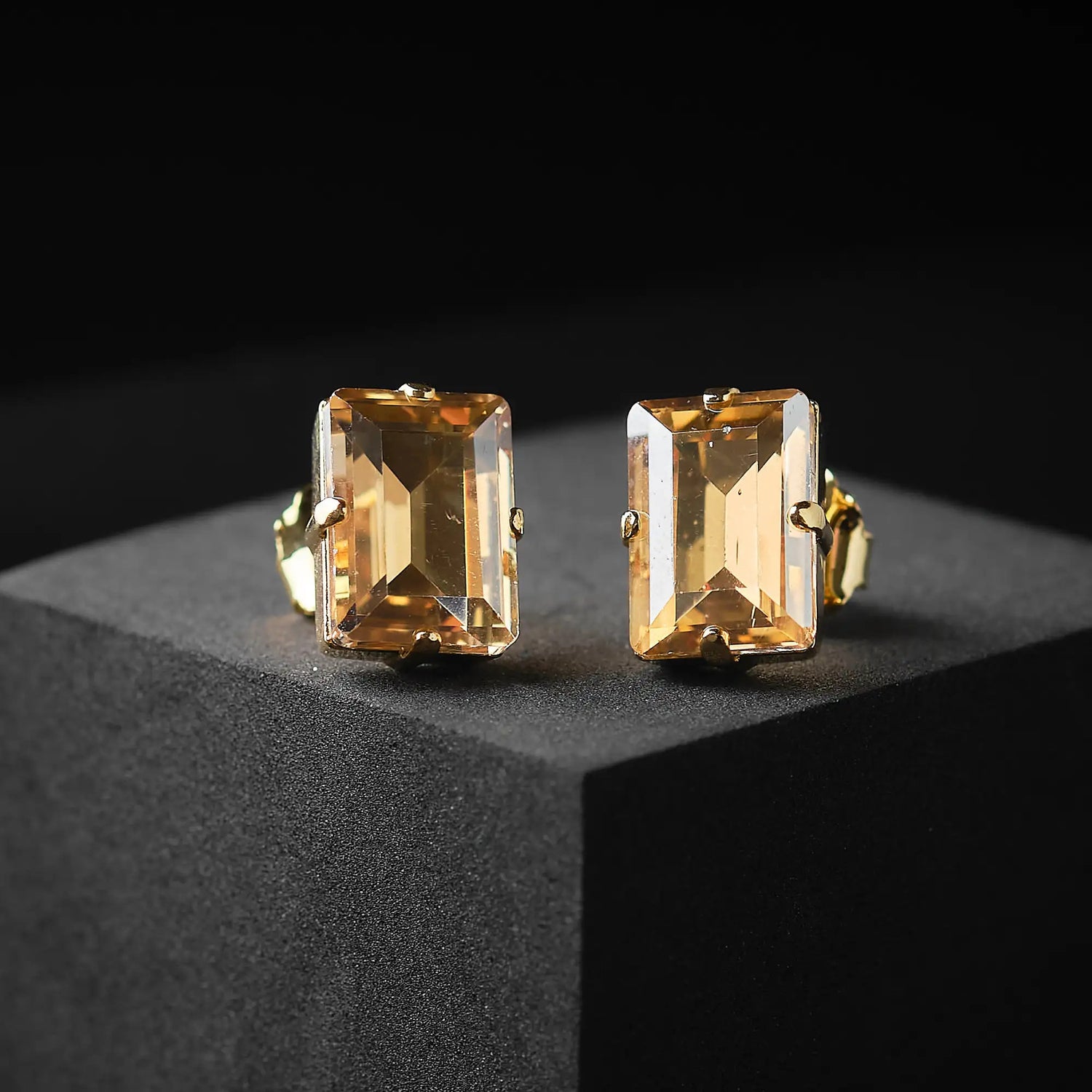 Orecchini in Ottone con Pietra 14x10 mm - Eleganza Compatta in Oro e Argento